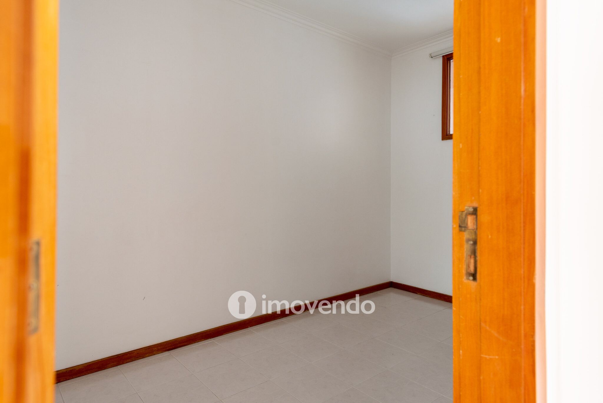 Apartamento T2+1, com garagem e cozinha equipada, em Gaia