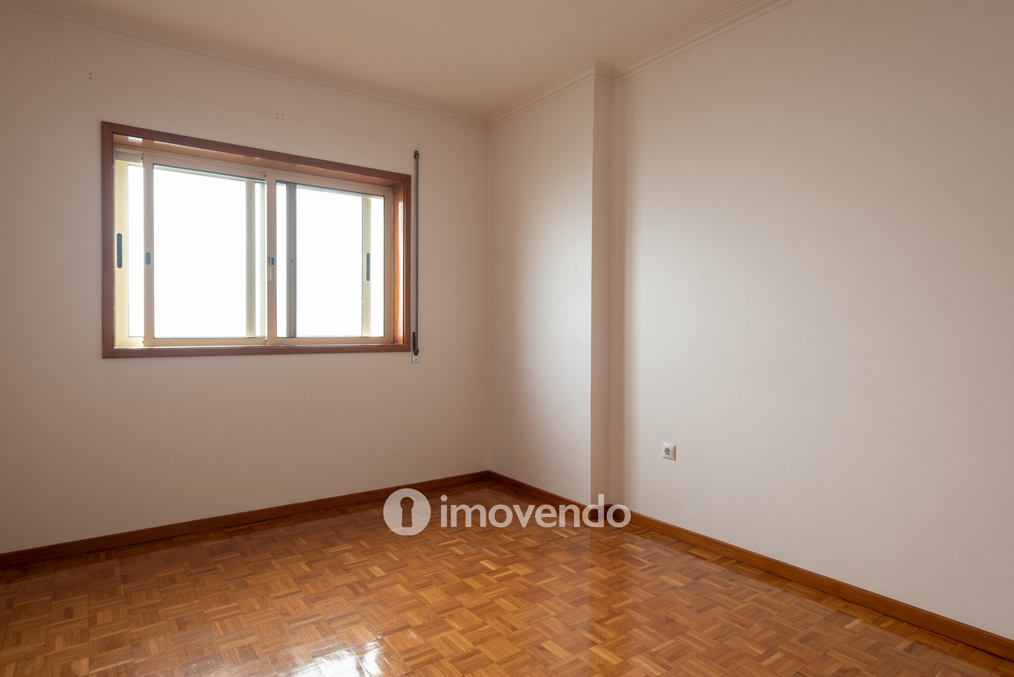 Apartamento T2+1, com garagem e cozinha equipada, em Gaia