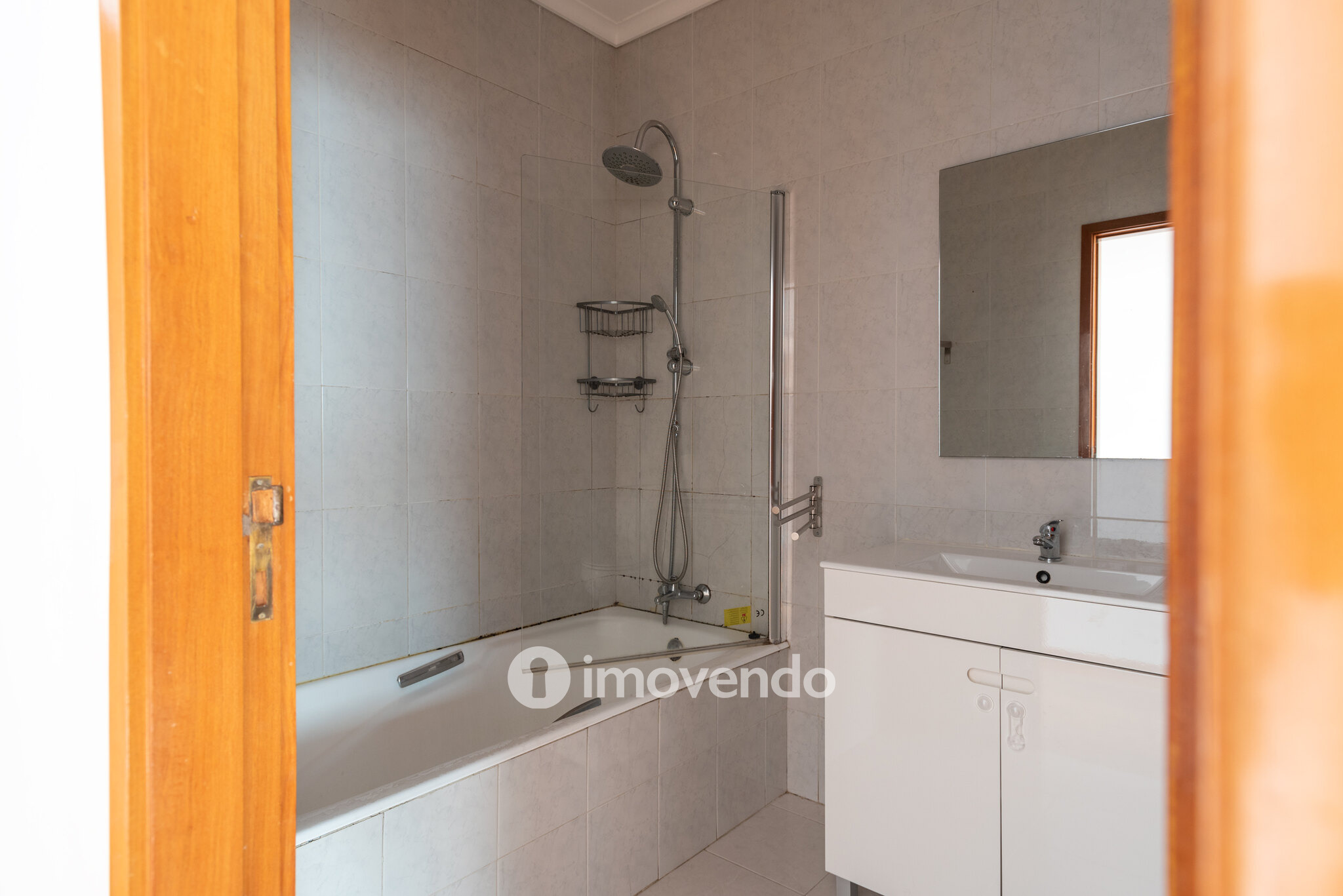 Apartamento T2+1, com garagem e cozinha equipada, em Gaia