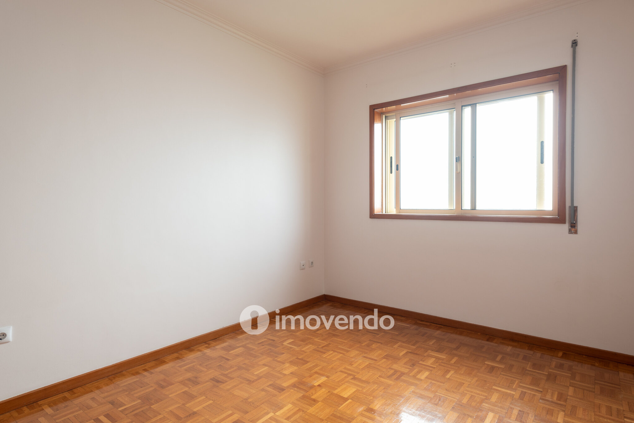 Apartamento T2+1, com garagem e cozinha equipada, em Gaia