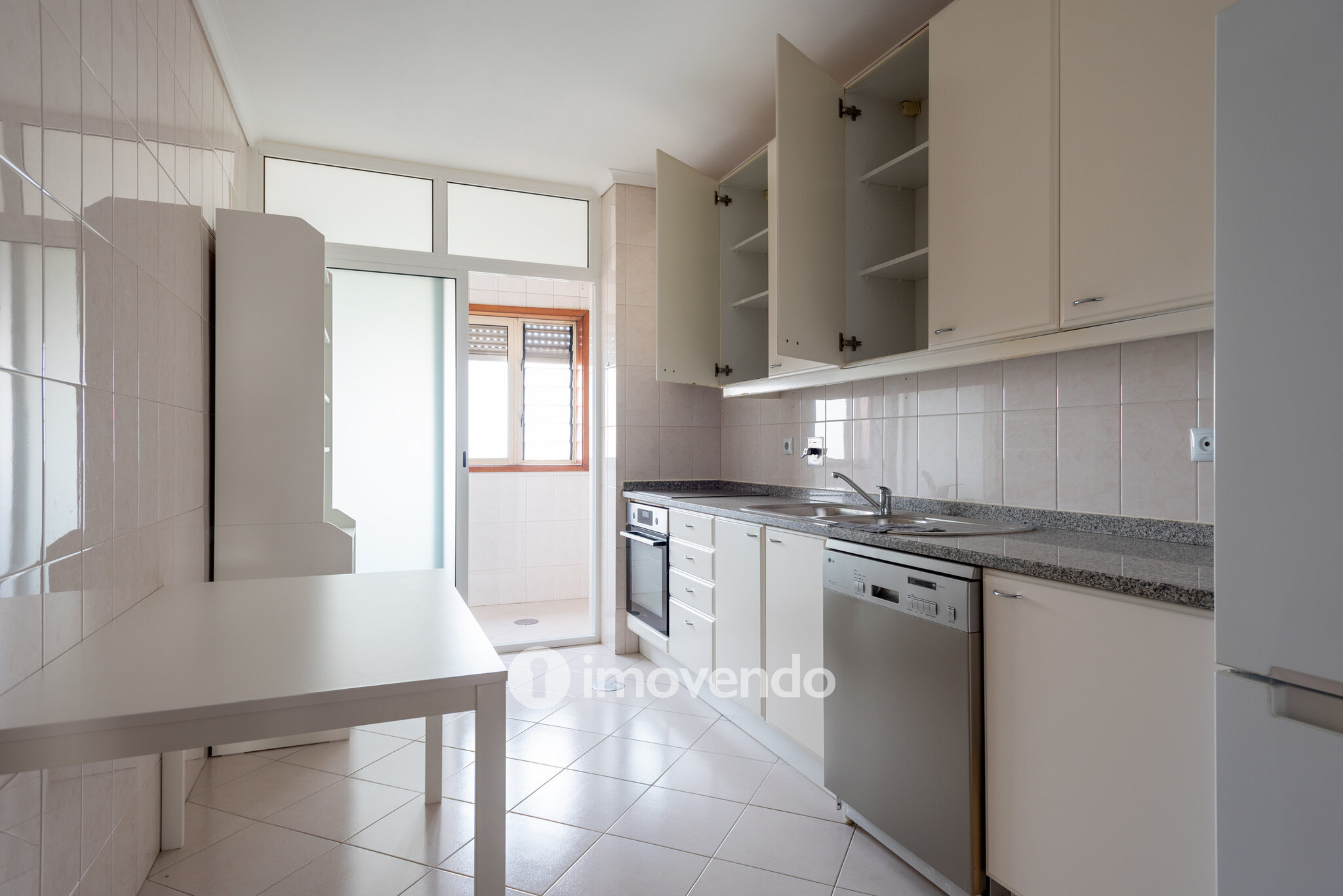 Apartamento T2+1, com garagem e cozinha equipada, em Gaia