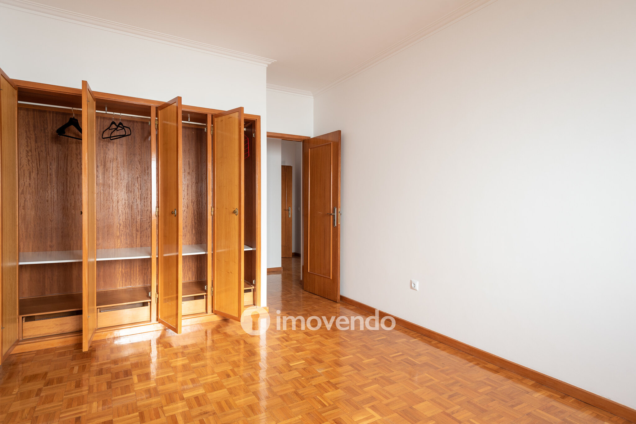 Apartamento T2+1, com garagem e cozinha equipada, em Gaia