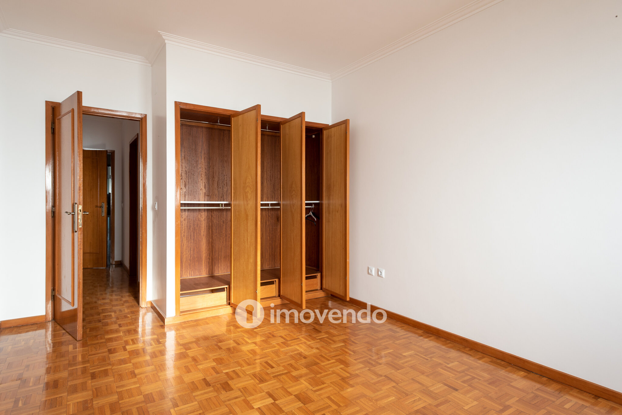 Apartamento T2+1, com garagem e cozinha equipada, em Gaia