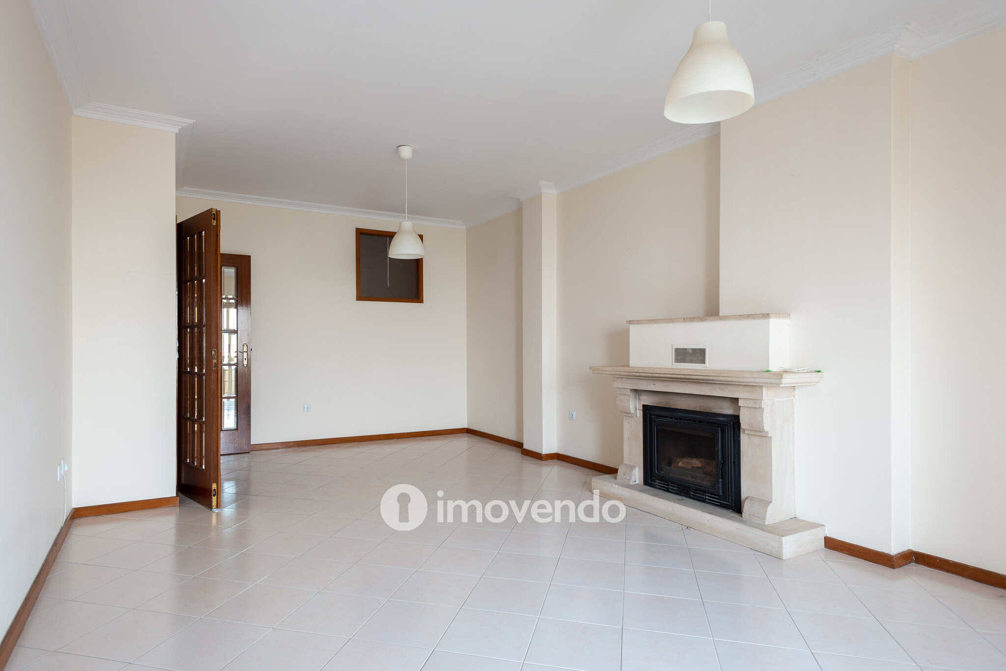 Apartamento T2+1, com garagem e cozinha equipada, em Gaia