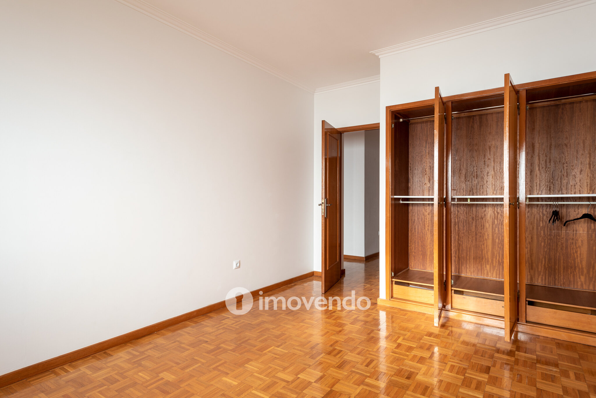 Apartamento T2+1, com garagem e cozinha equipada, em Gaia