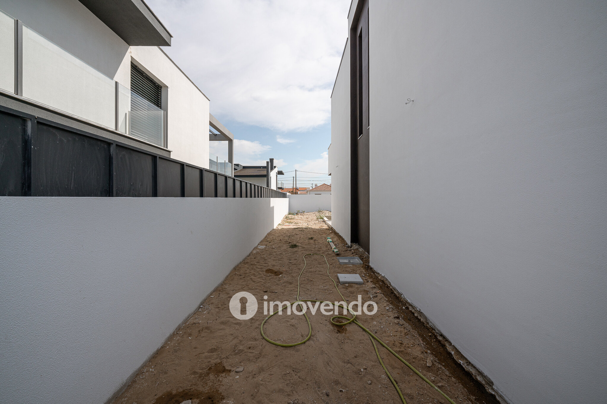 Moradia T4, em fase final de construção, com piscina, em Azeitão