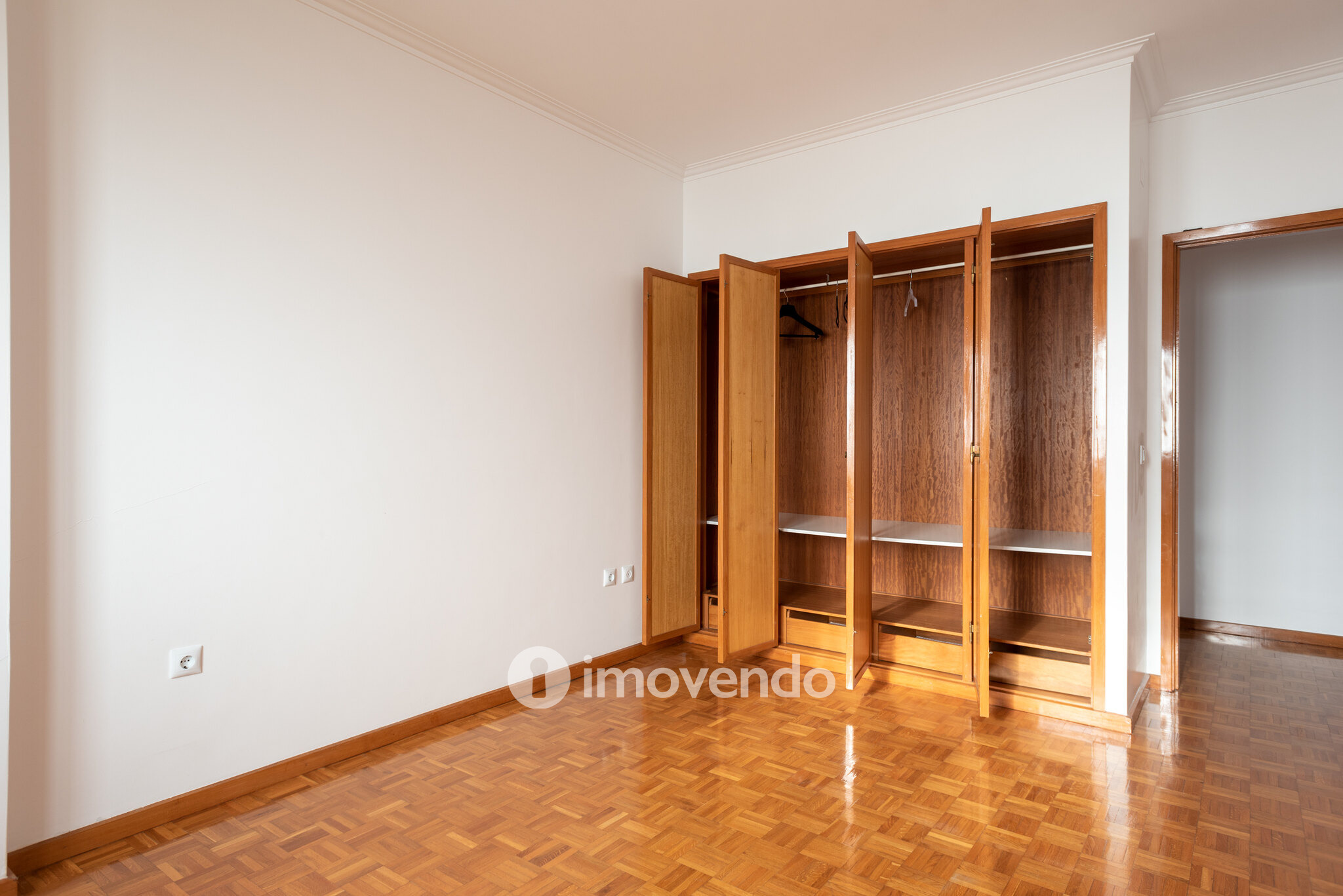 Apartamento T2+1, com garagem e cozinha equipada, em Gaia