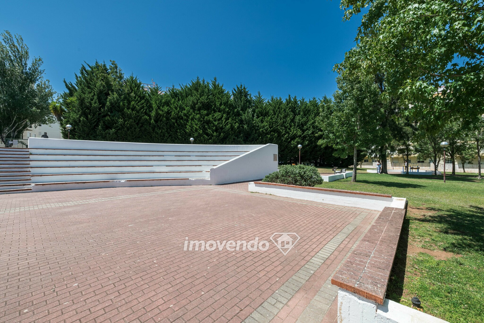 Apartamento T3, com áreas amplas e arrecadação, em Massamá