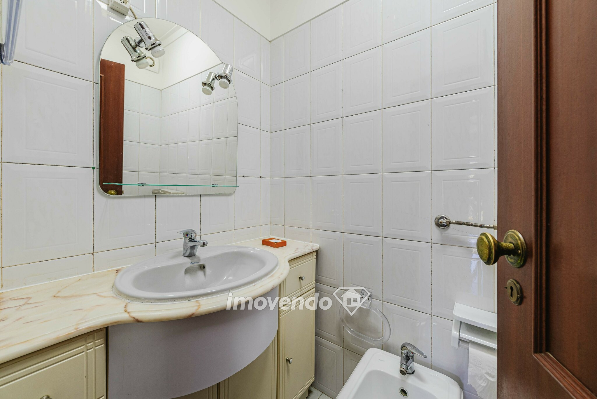 Apartamento T3, com áreas amplas e arrecadação, em Massamá