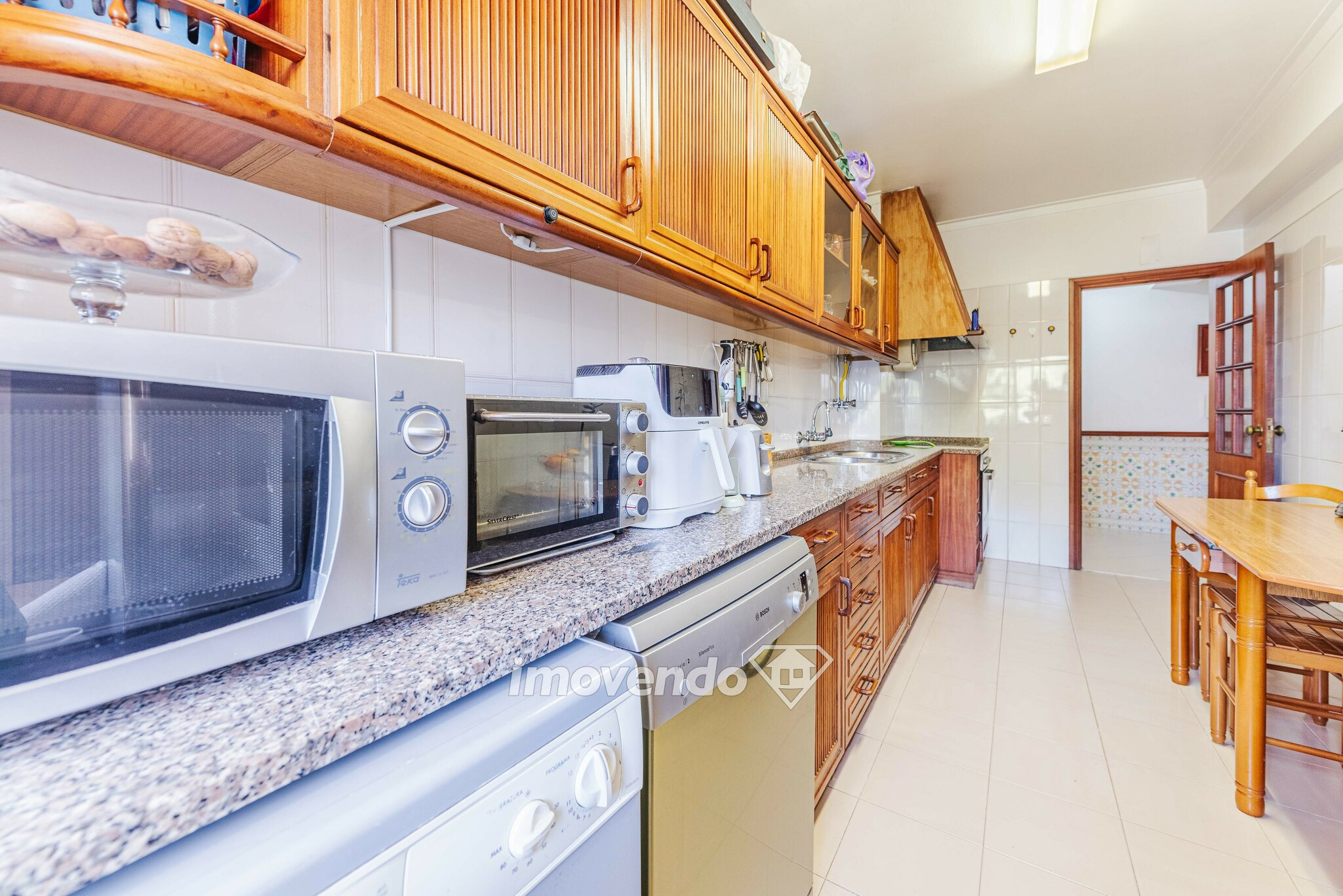Apartamento T3, com áreas amplas e arrecadação, em Massamá