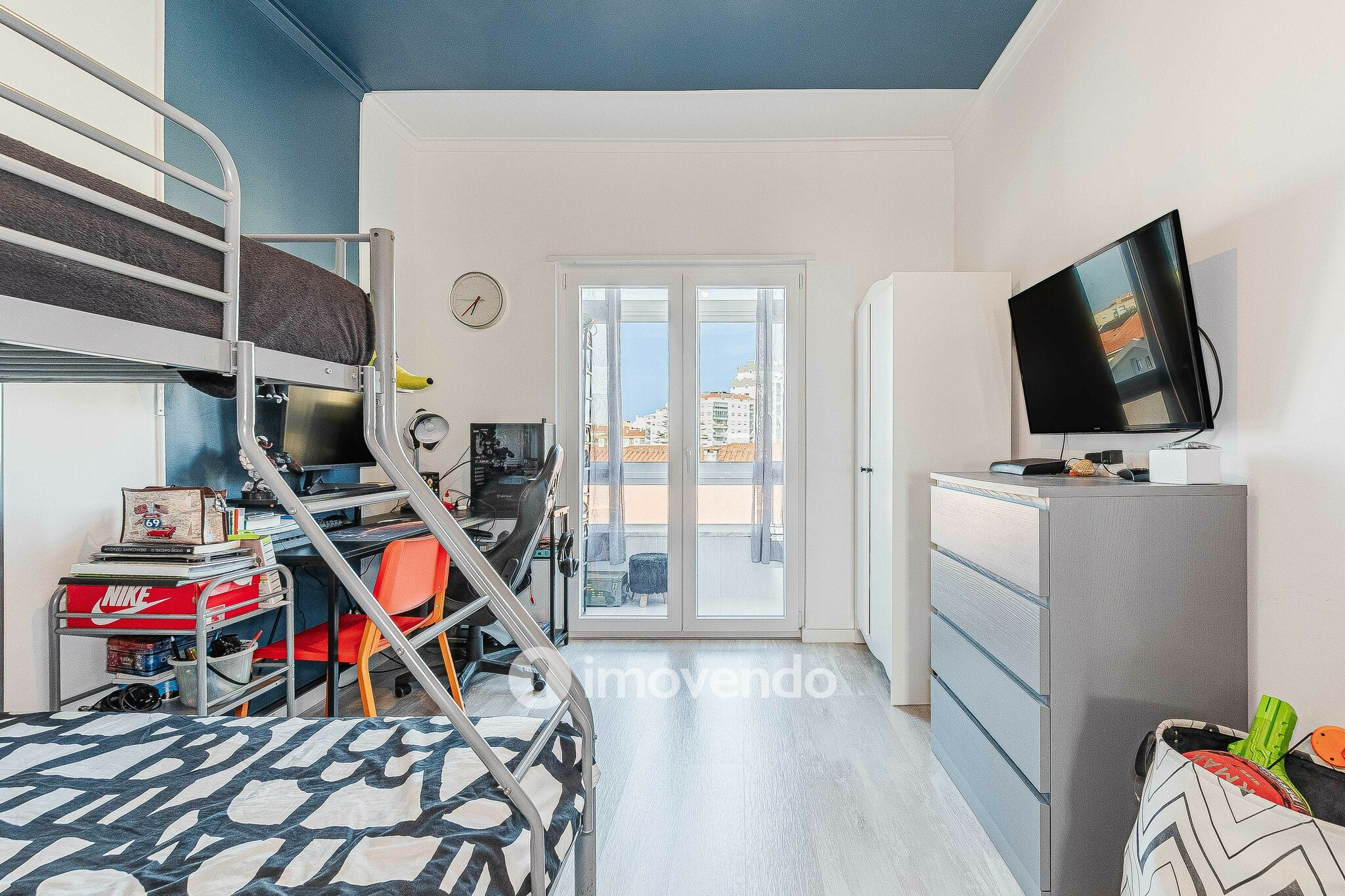 Apartamento T3 totalmente remodelado, com garagem, em Mem Martins