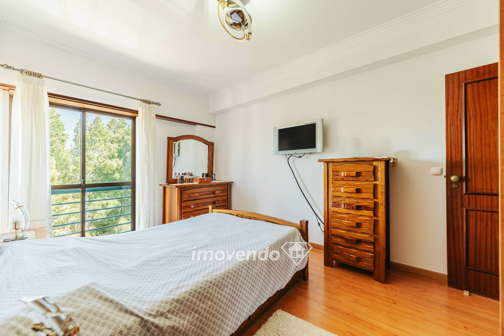 Apartamento T3, com áreas amplas e arrecadação, em Massamá