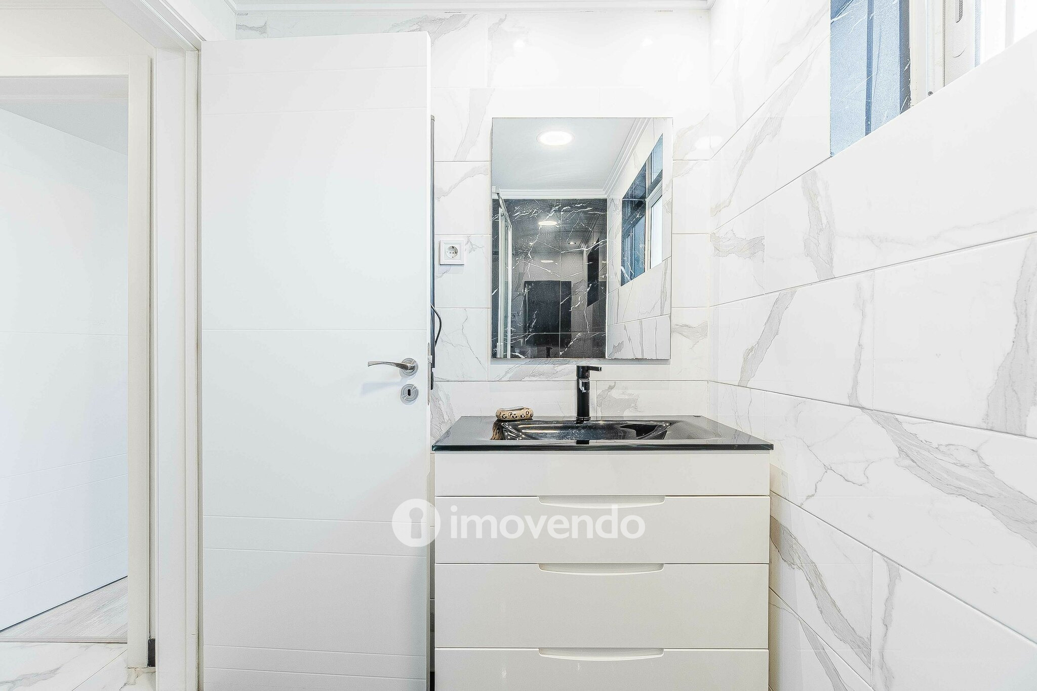 Apartamento T3 totalmente remodelado, com garagem, em Mem Martins