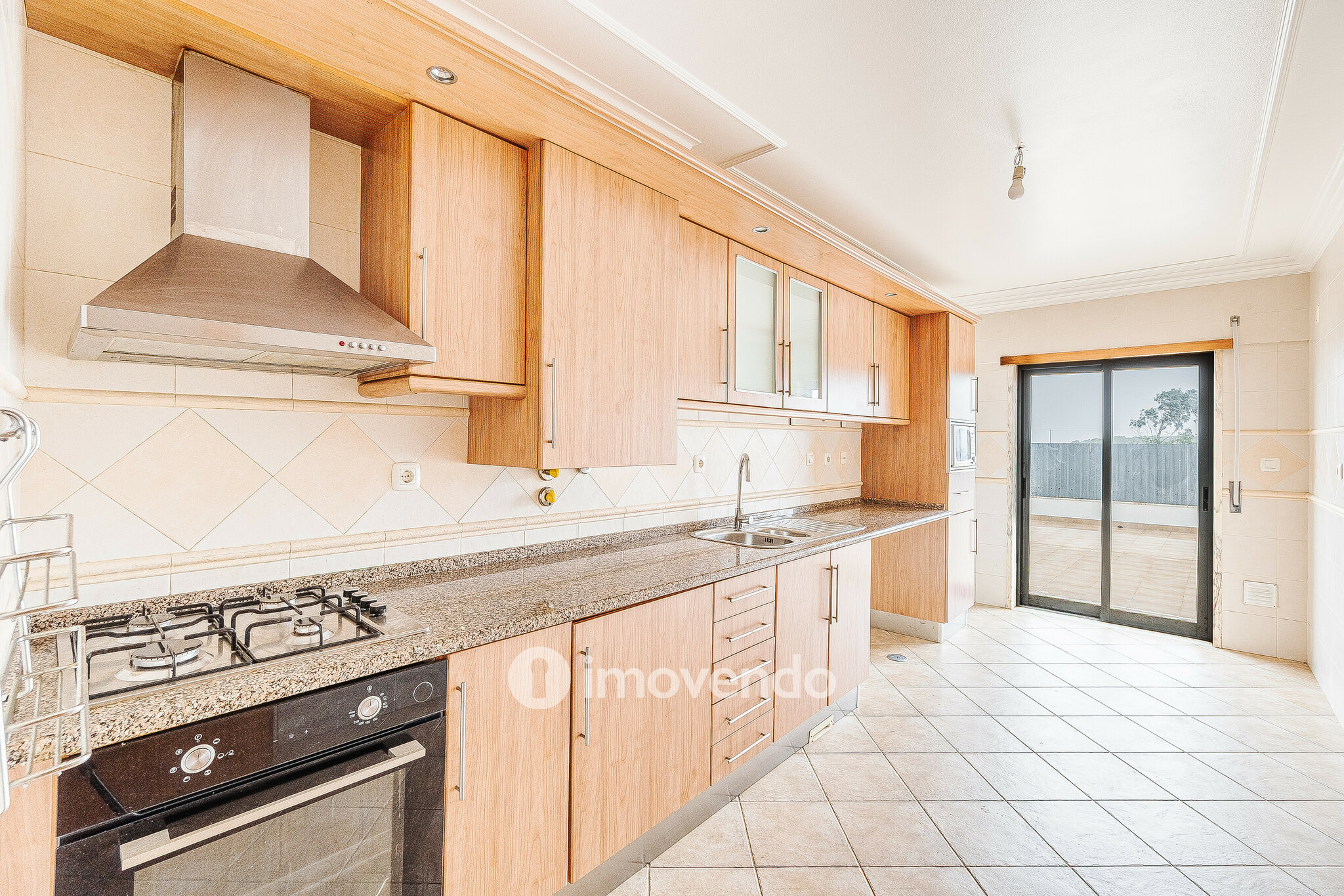 Apartamento T2, com estacionamento e terraço de 99m², em Algueirão