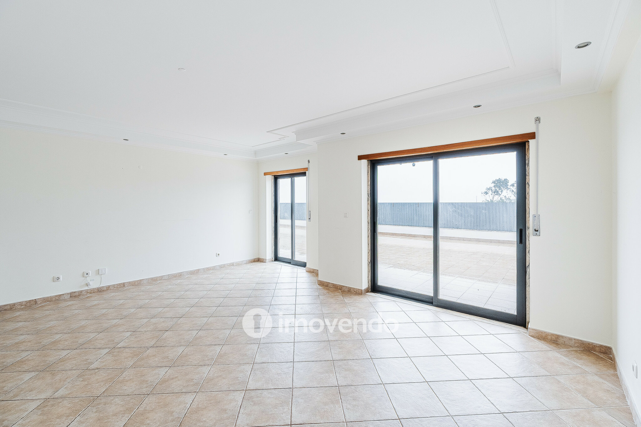 Apartamento T2, com estacionamento e terraço de 99m², em Algueirão