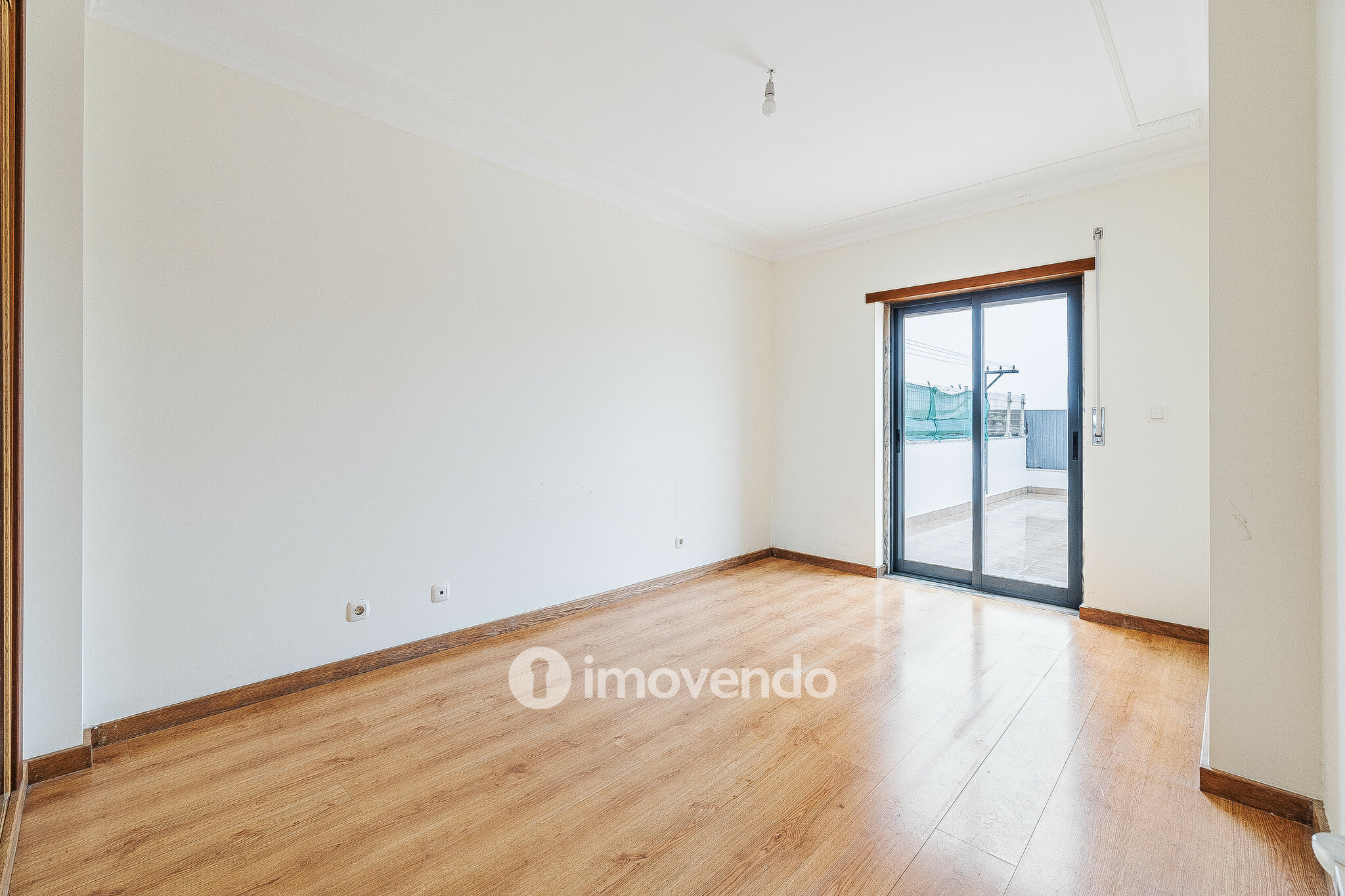 Apartamento T2, com estacionamento e terraço de 99m², em Algueirão