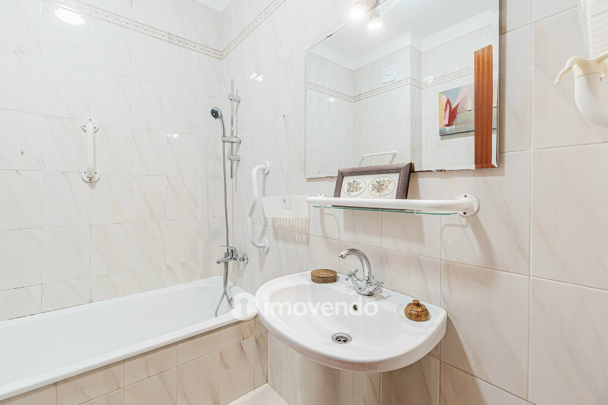 Apartamento T3, com áreas amplas e varanda, em Matarraque