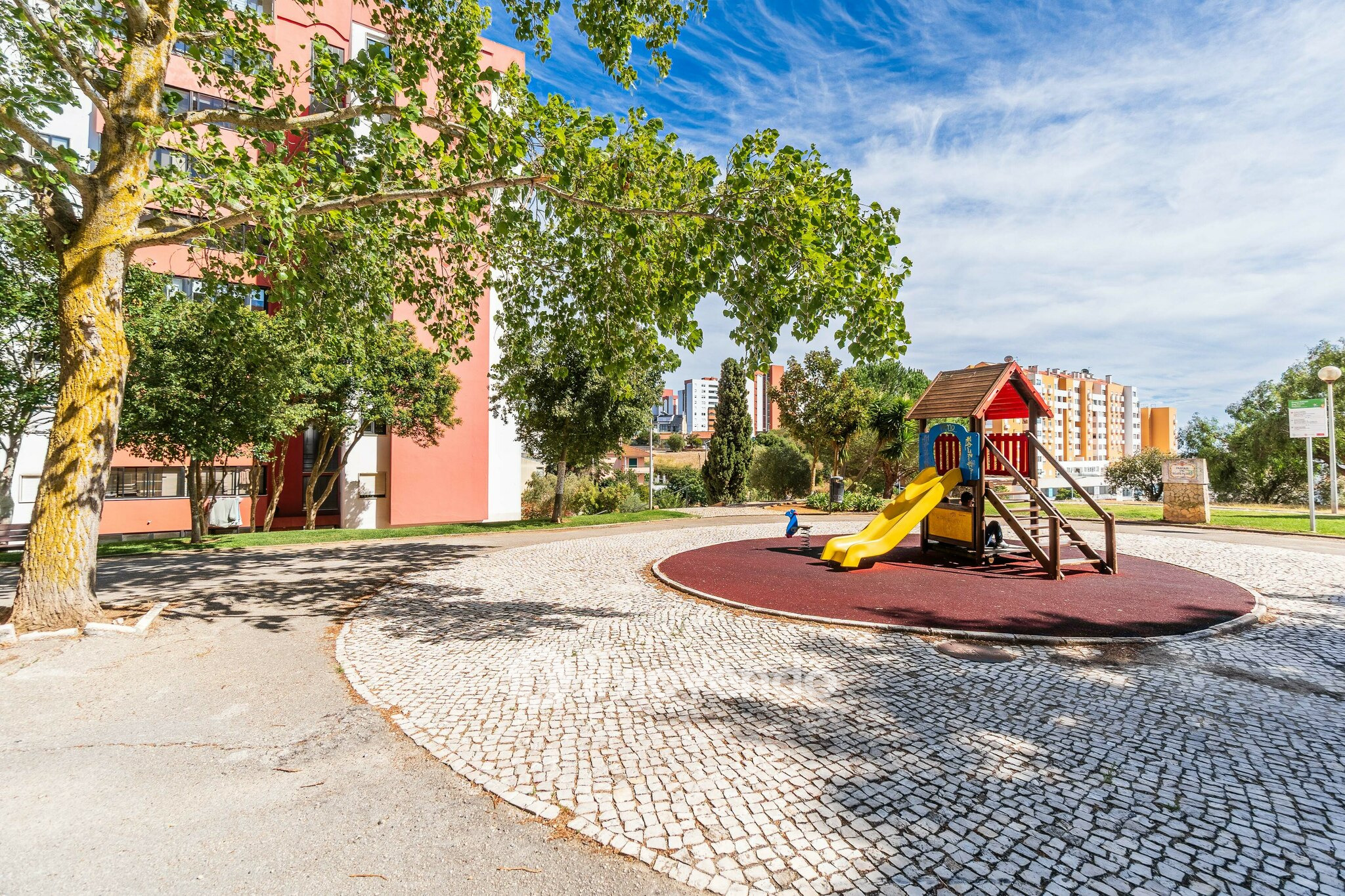 Apartamento T3, com áreas amplas e varanda, em Matarraque