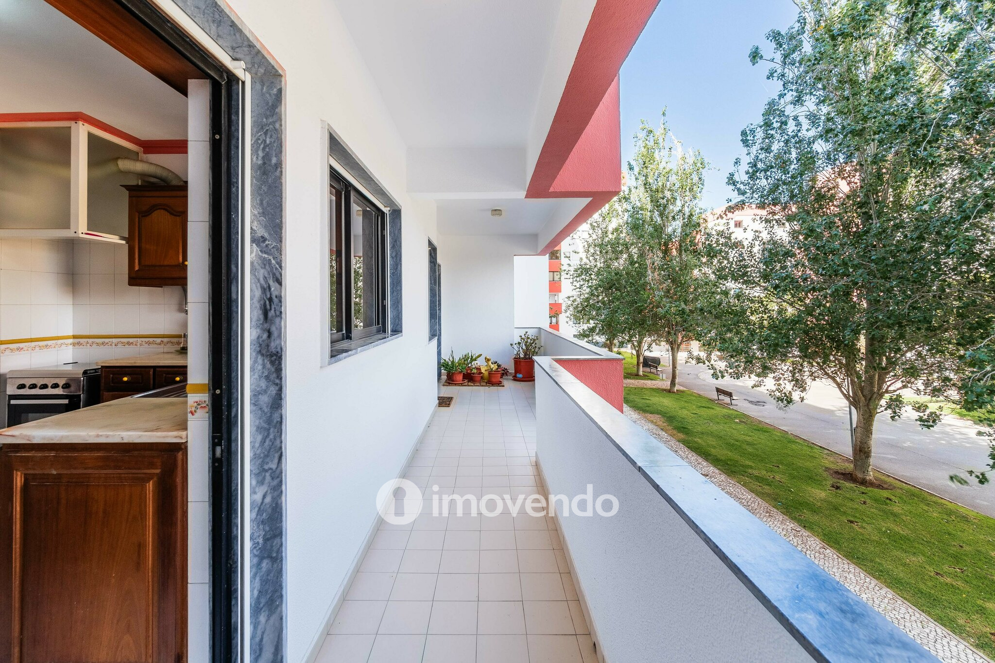 Apartamento T3, com áreas amplas e varanda, em Matarraque