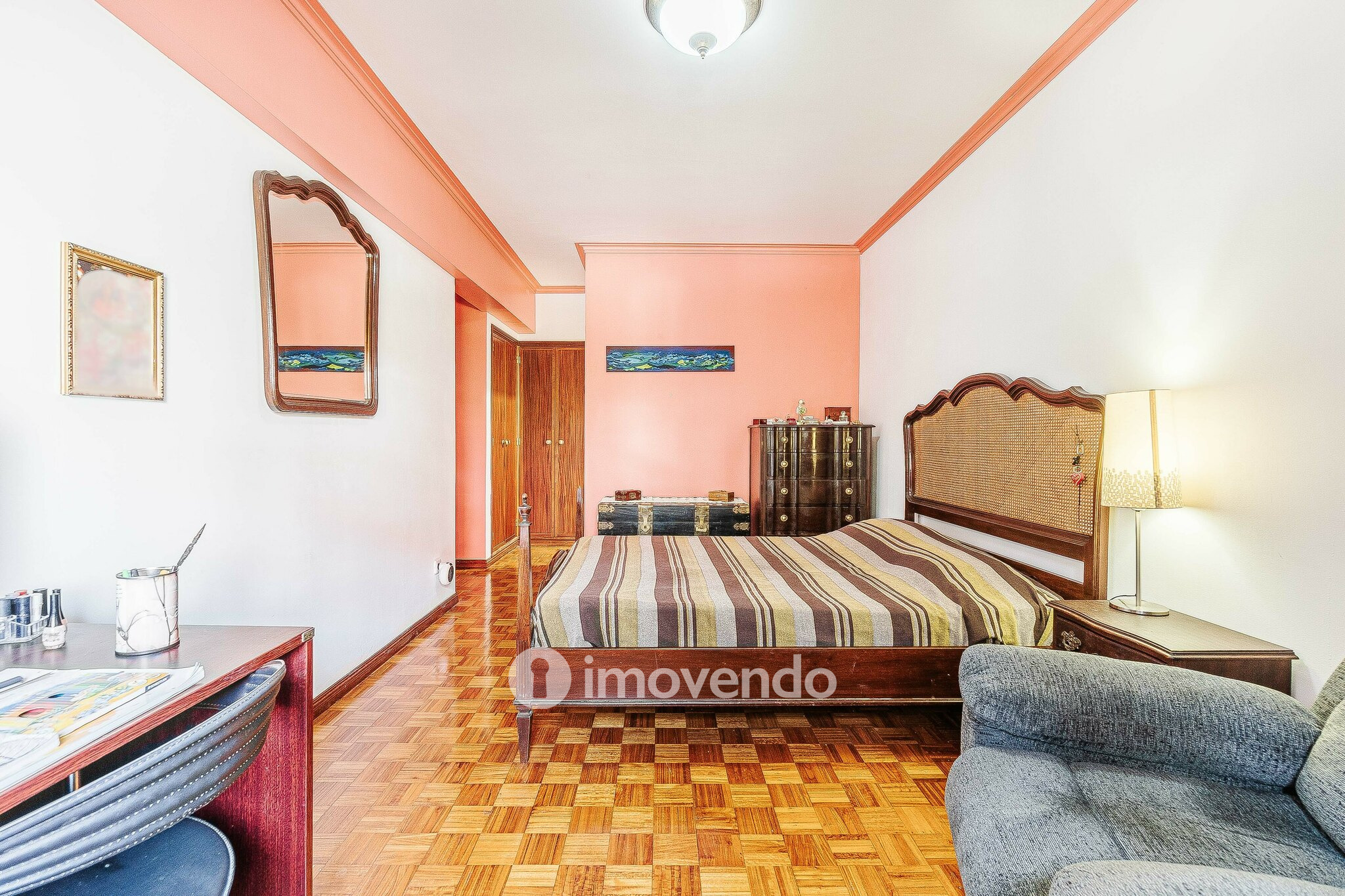 Apartamento T3, com áreas amplas e varanda, em Matarraque