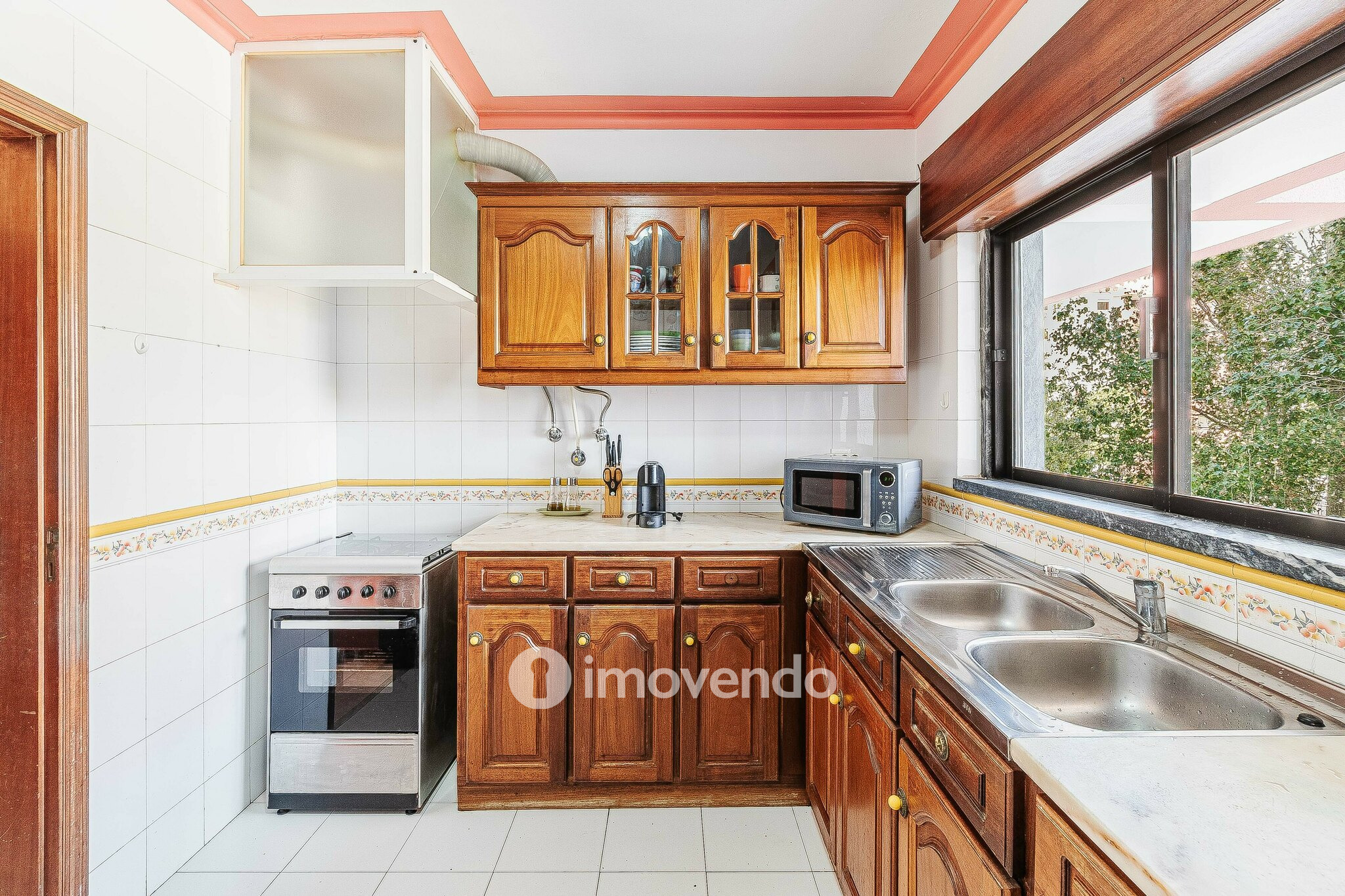 Apartamento T3, com áreas amplas e varanda, em Matarraque