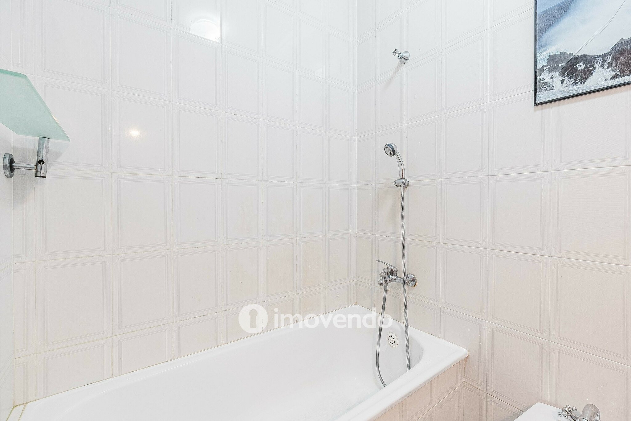 Apartamento T3, com áreas amplas e varanda, em Matarraque