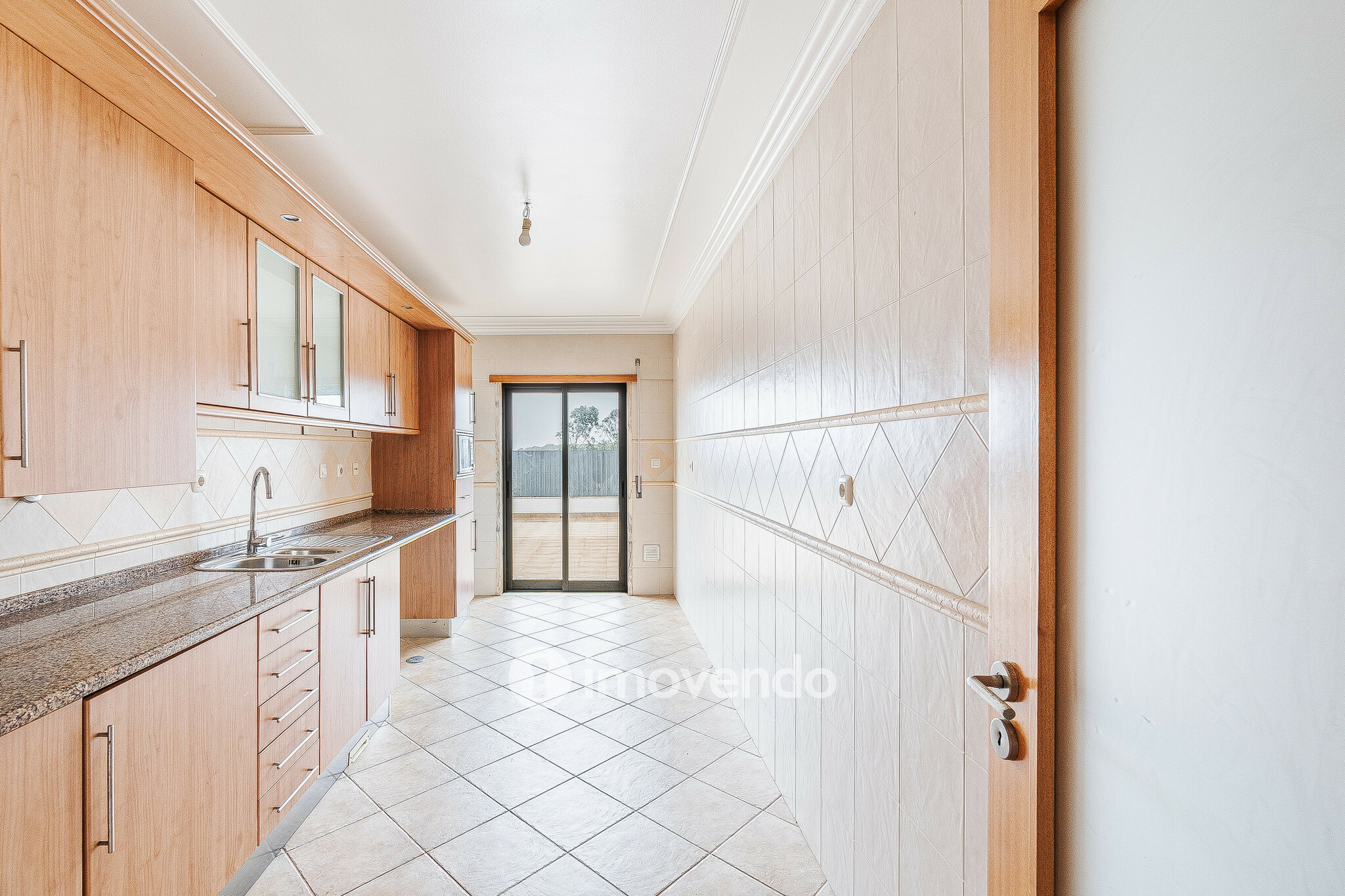 Apartamento T2, com estacionamento e terraço de 99m², em Algueirão