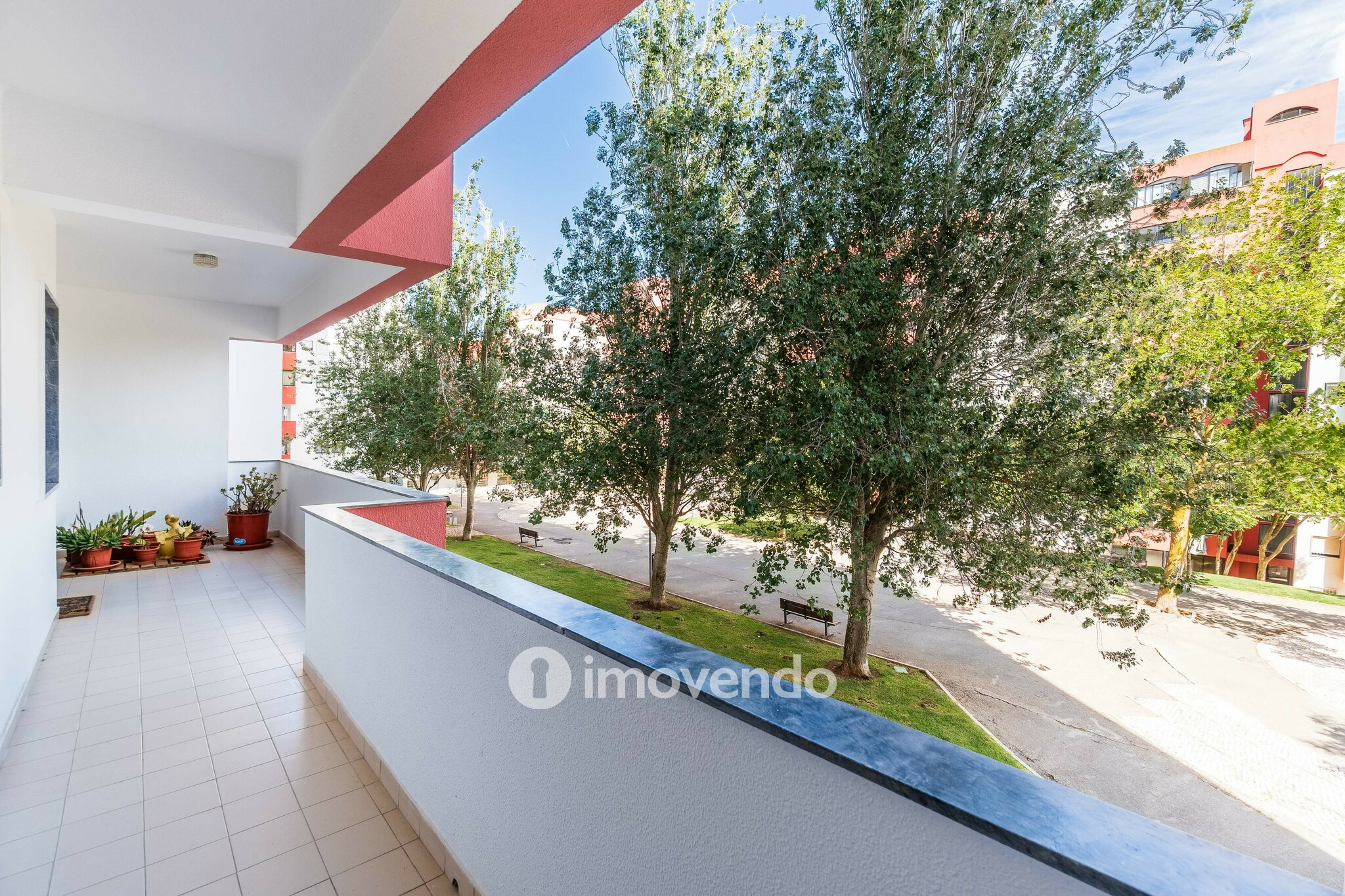 Apartamento T3, com áreas amplas e varanda, em Matarraque