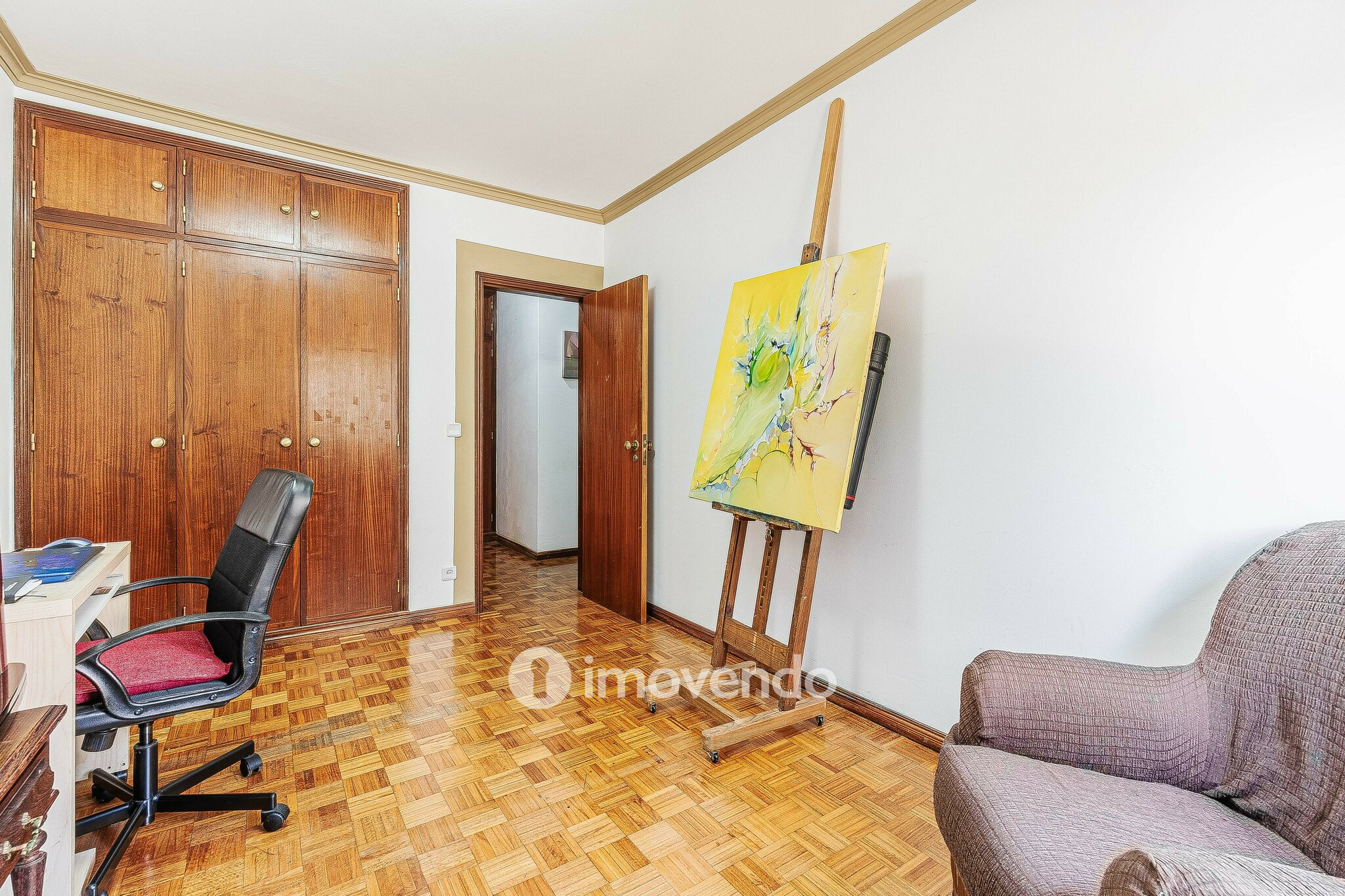 Apartamento T3, com áreas amplas e varanda, em Matarraque