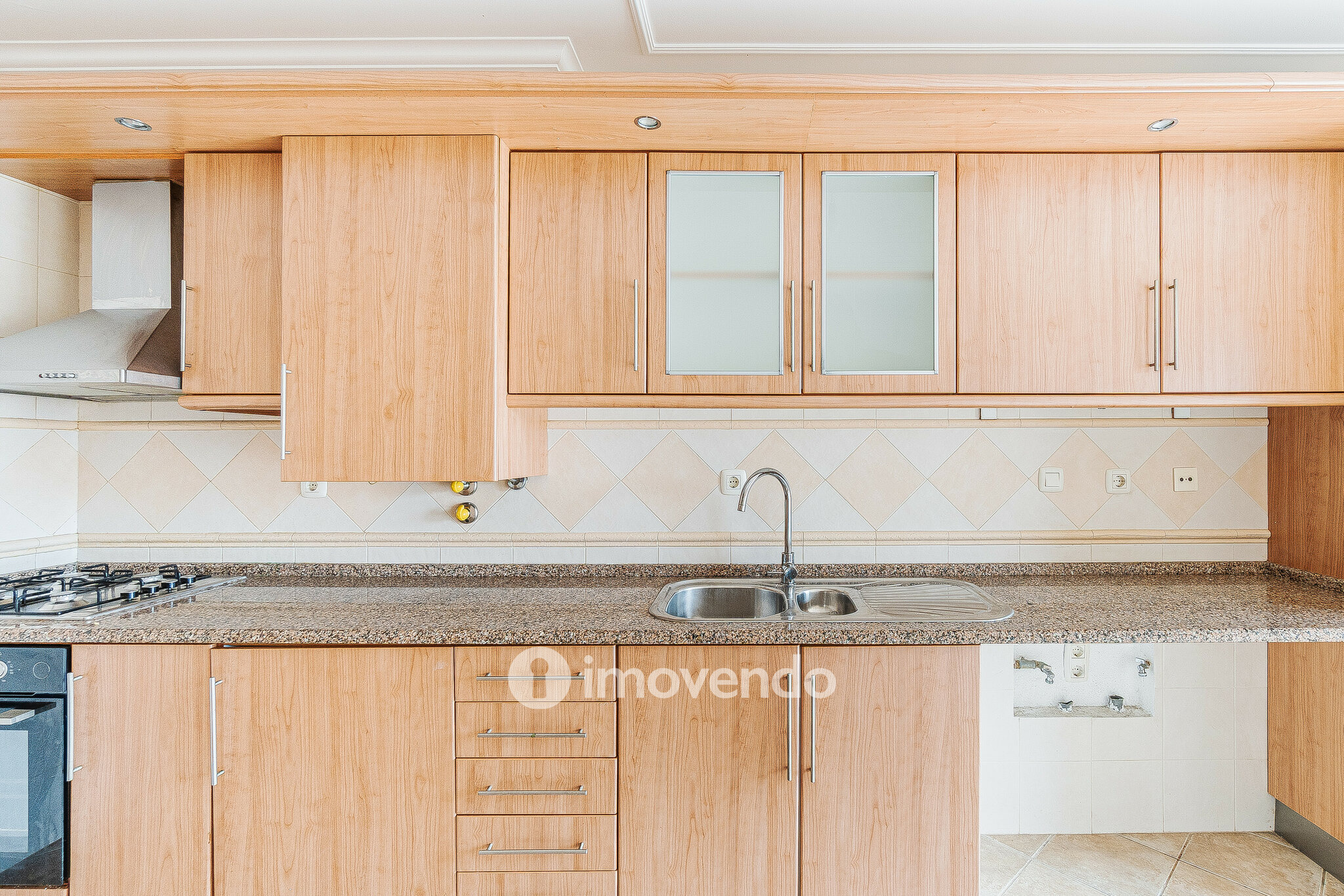 Apartamento T2, com estacionamento e terraço de 99m², em Algueirão