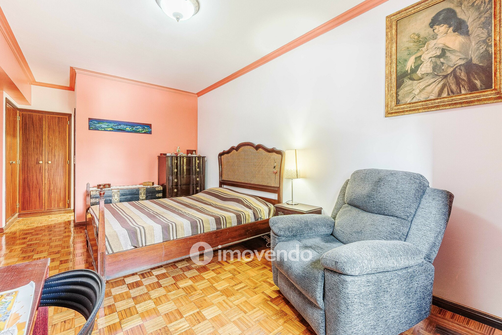 Apartamento T3, com áreas amplas e varanda, em Matarraque