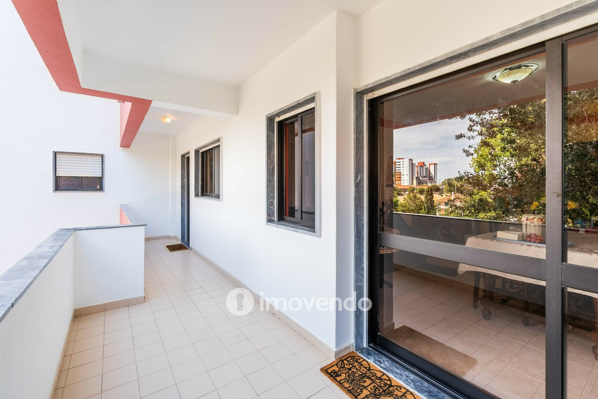 Apartamento T3, com áreas amplas e varanda, em Matarraque