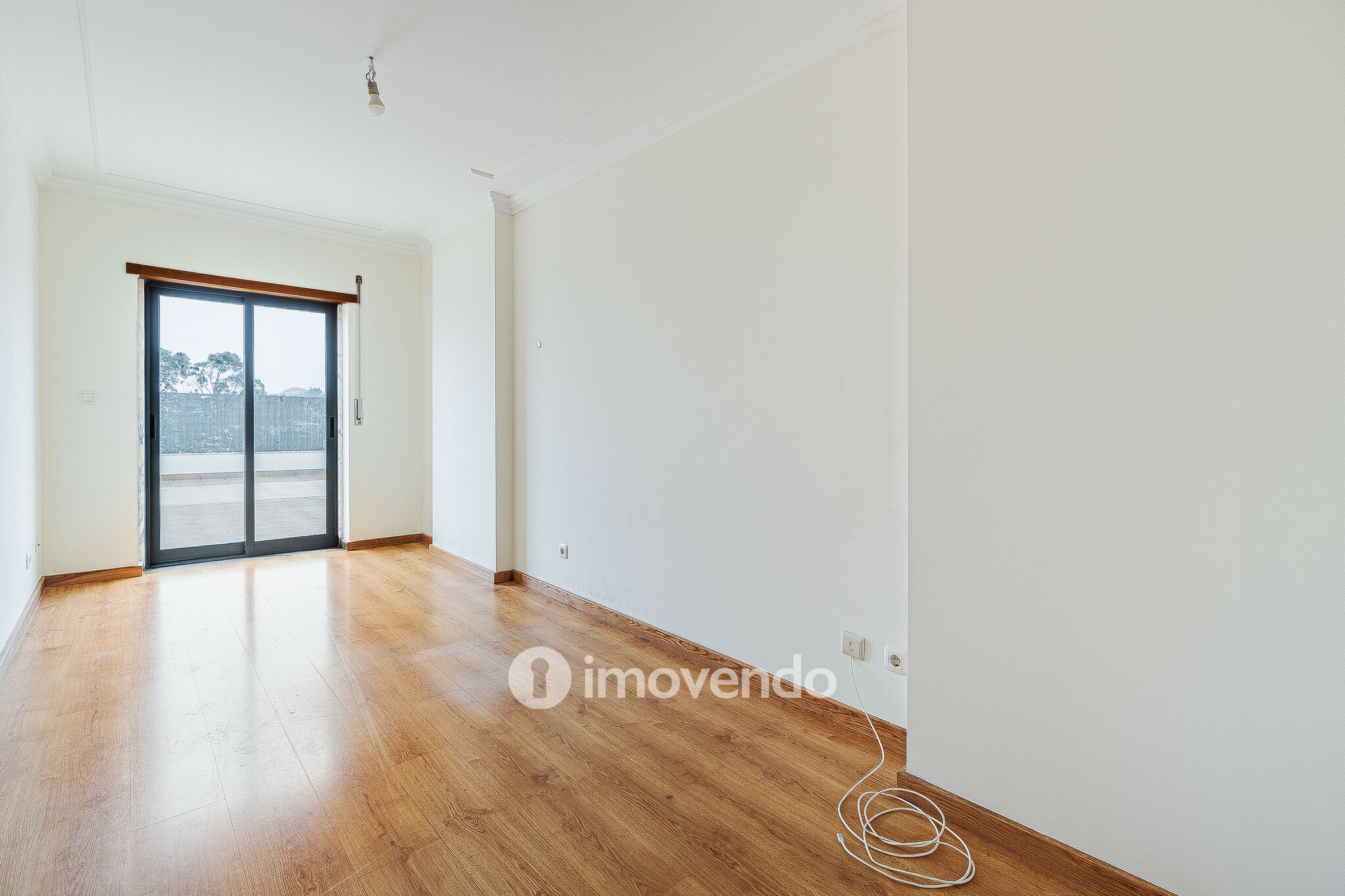 Apartamento T2, com estacionamento e terraço de 99m², em Algueirão