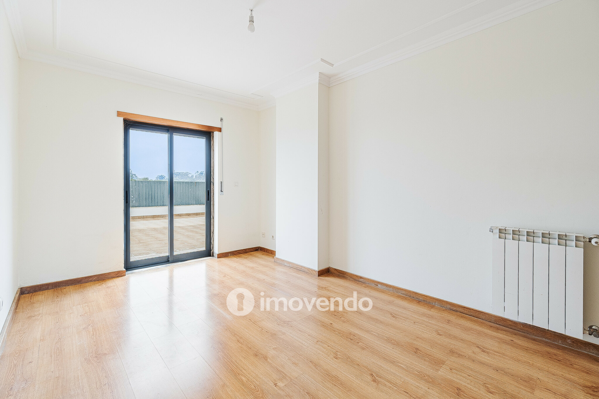 Apartamento T2, com estacionamento e terraço de 99m², em Algueirão
