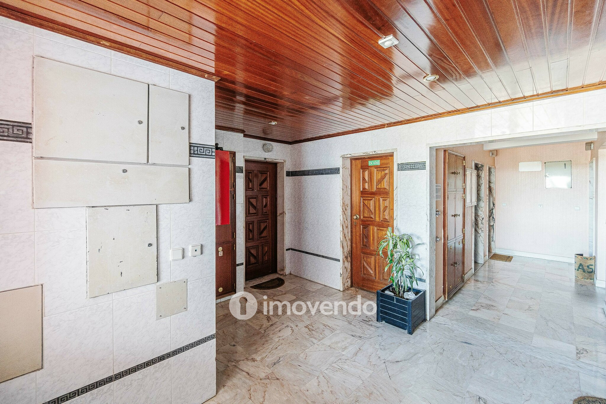 Apartamento T3, com áreas amplas e varanda, em Matarraque