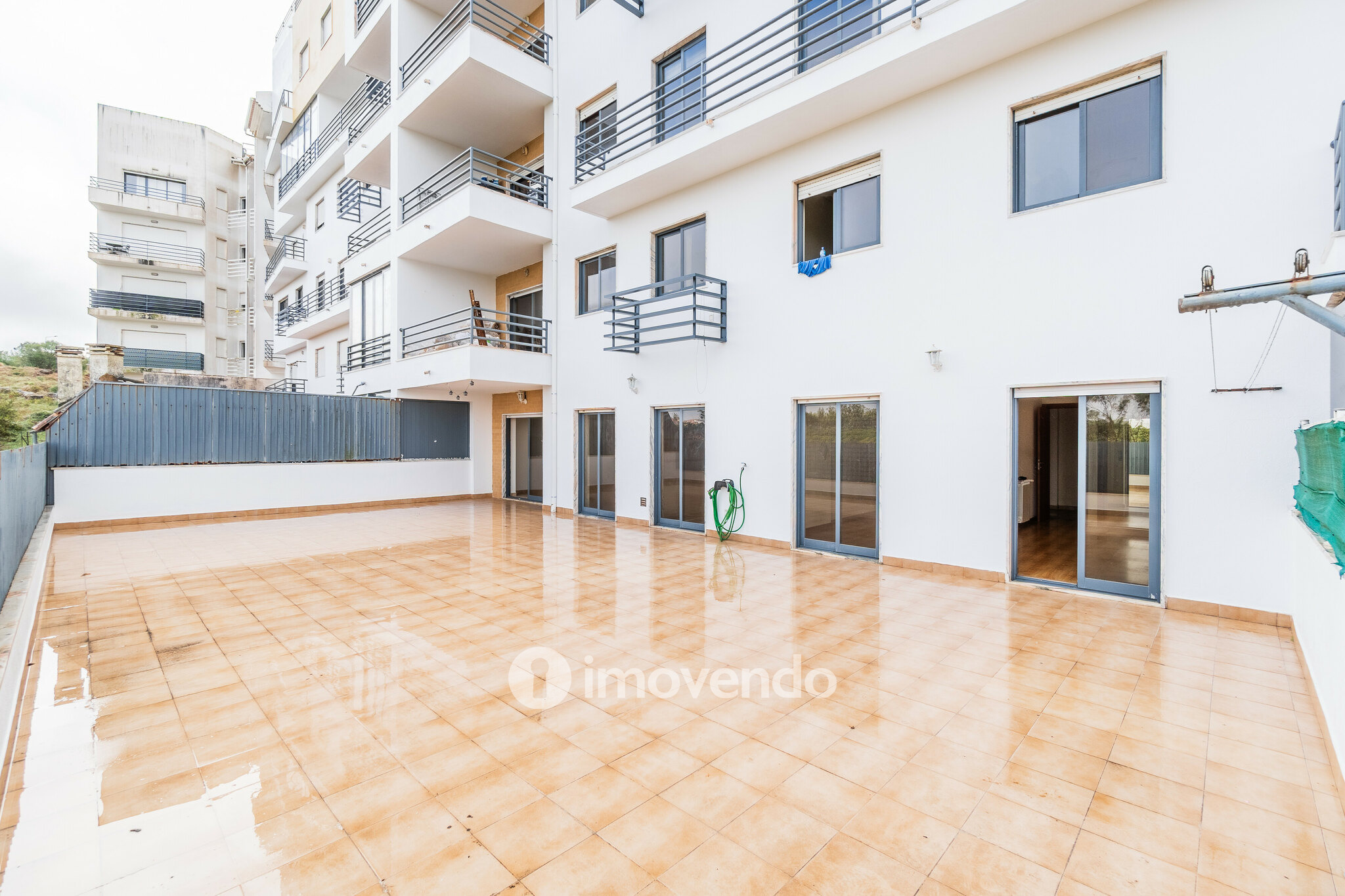 Apartamento T2, com estacionamento e terraço de 99m², em Algueirão