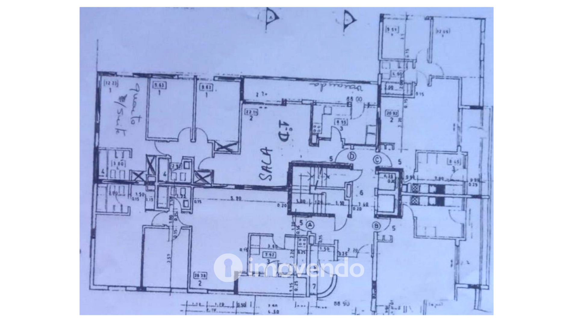 Apartamento T3, com áreas amplas e varanda, em Matarraque