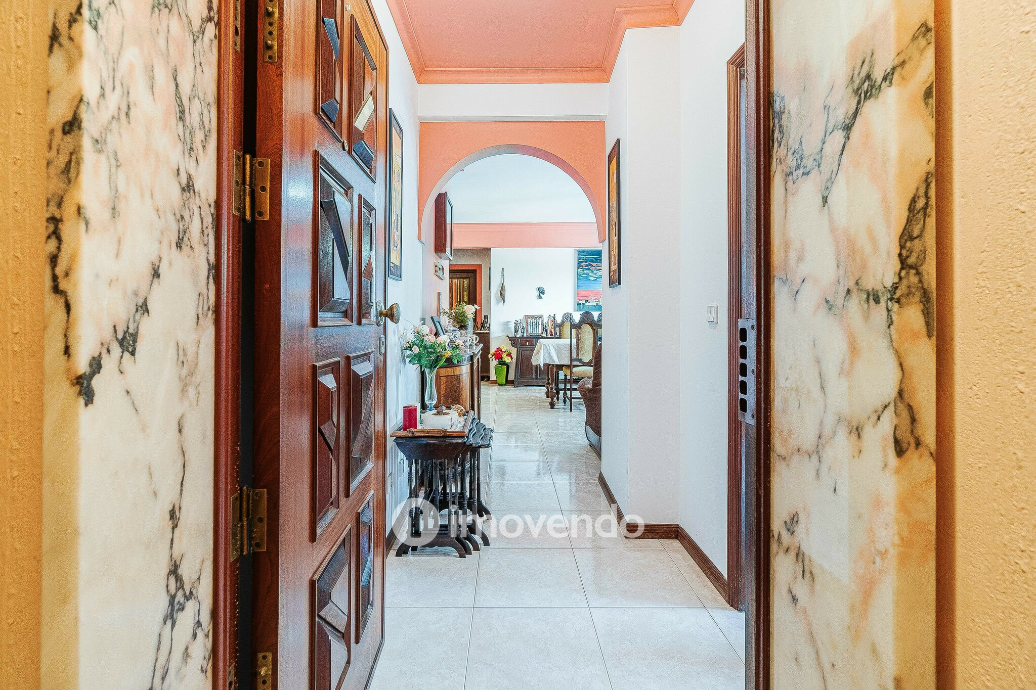 Apartamento T3, com áreas amplas e varanda, em Matarraque