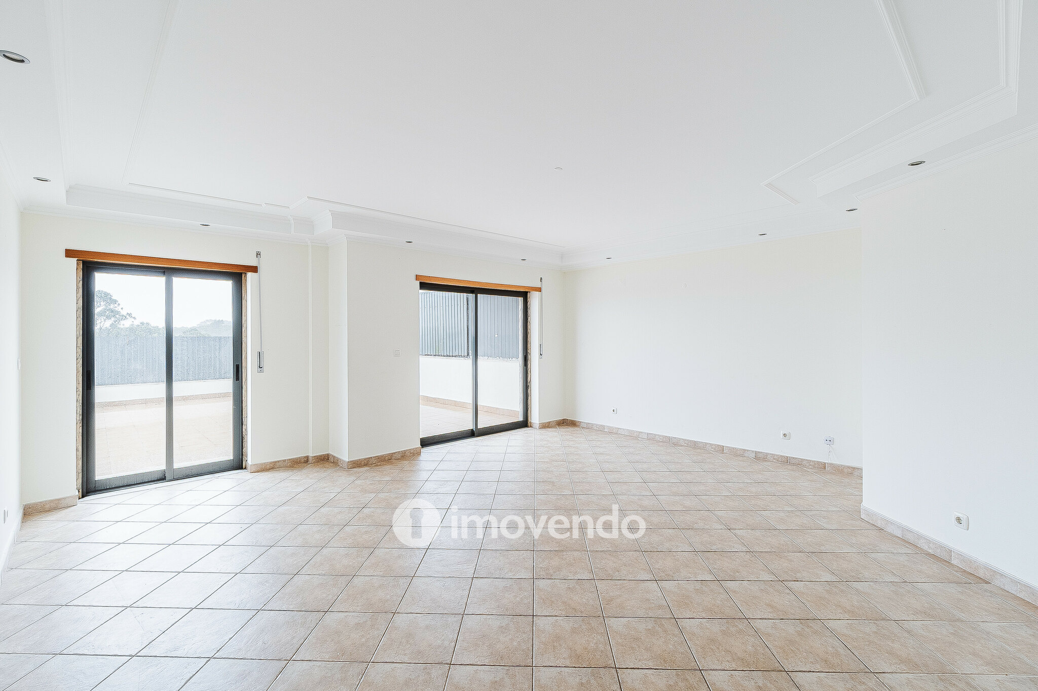 Apartamento T2, com estacionamento e terraço de 99m², em Algueirão