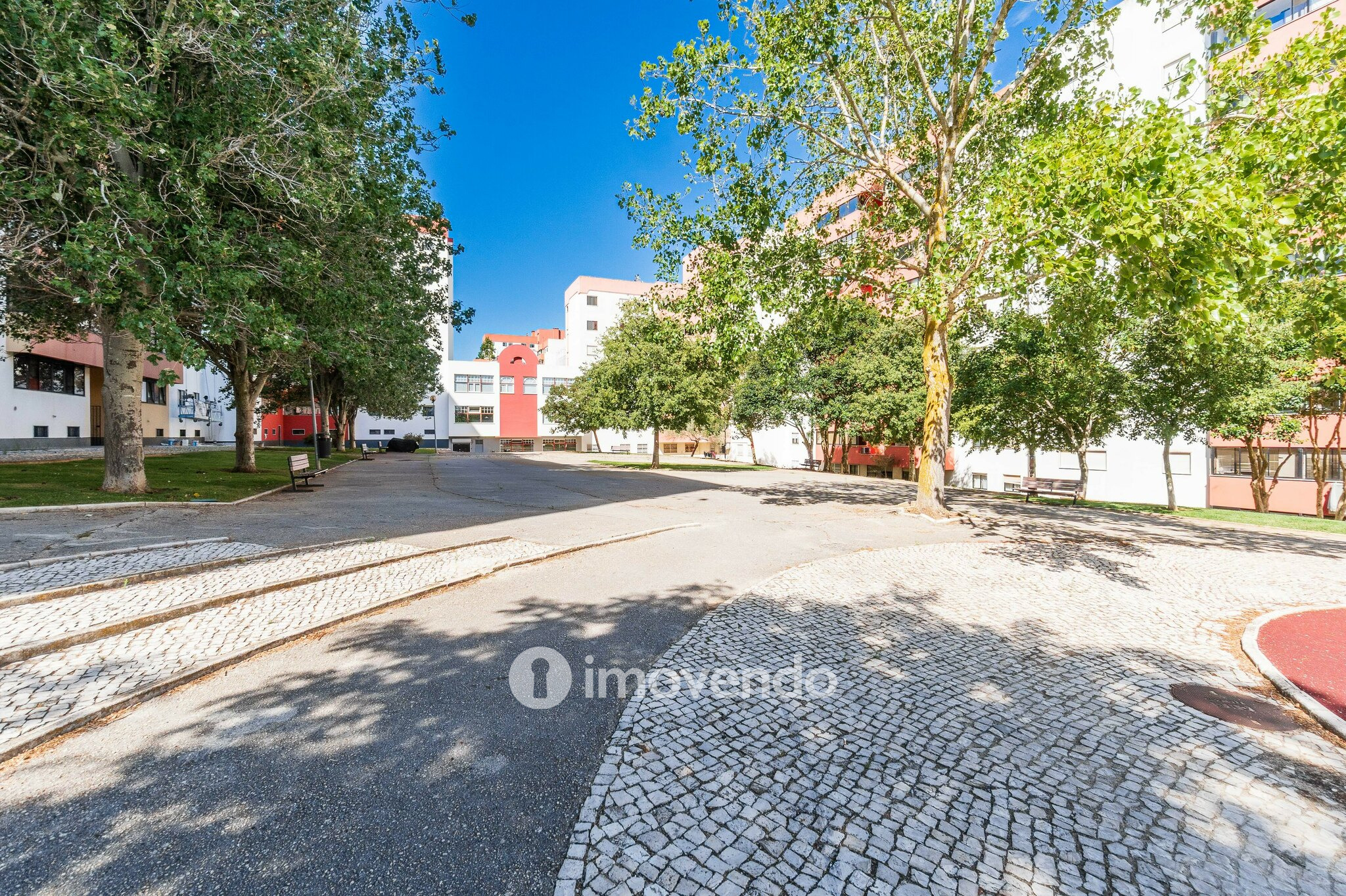 Apartamento T3, com áreas amplas e varanda, em Matarraque