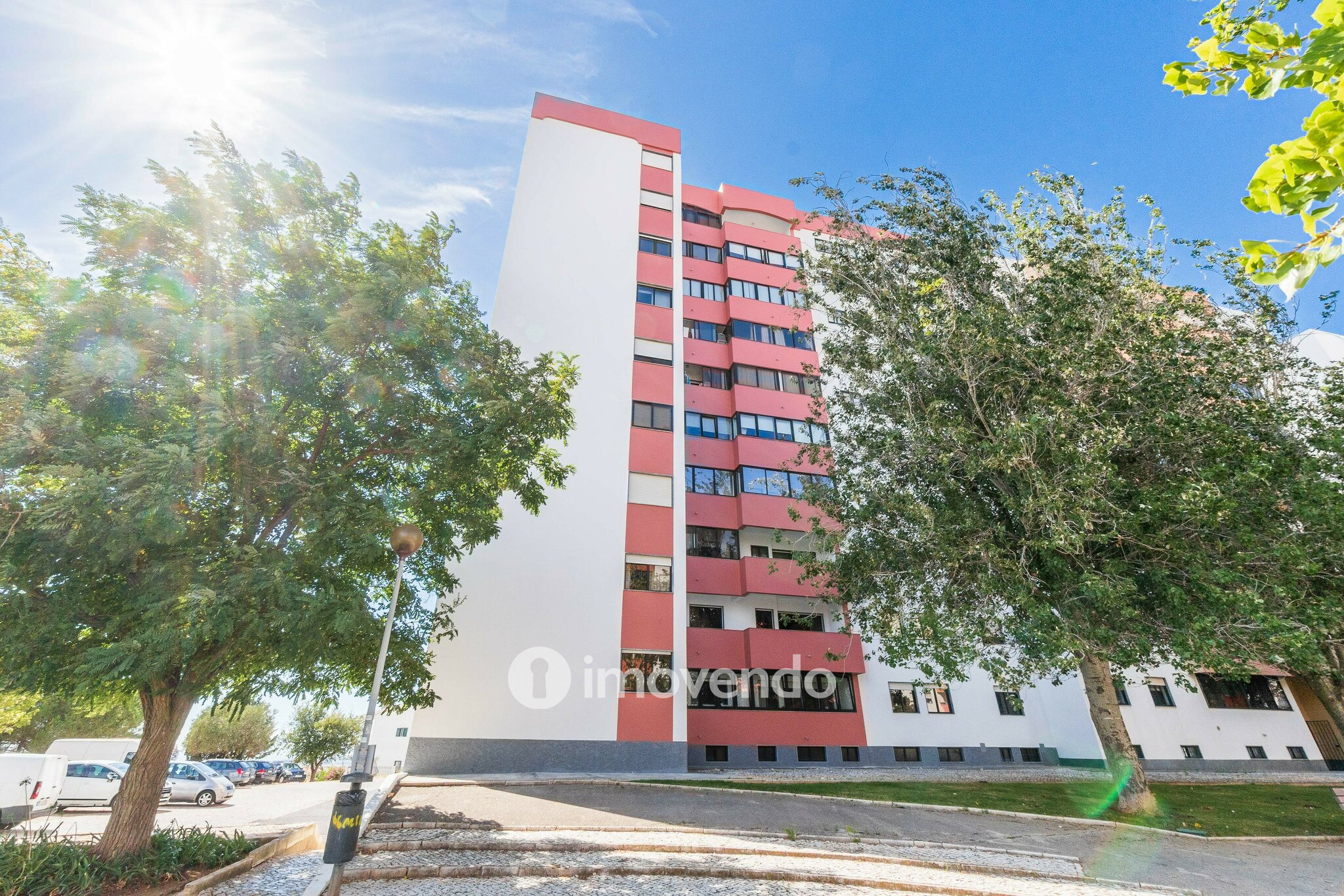 Apartamento T3, com áreas amplas e varanda, em Matarraque