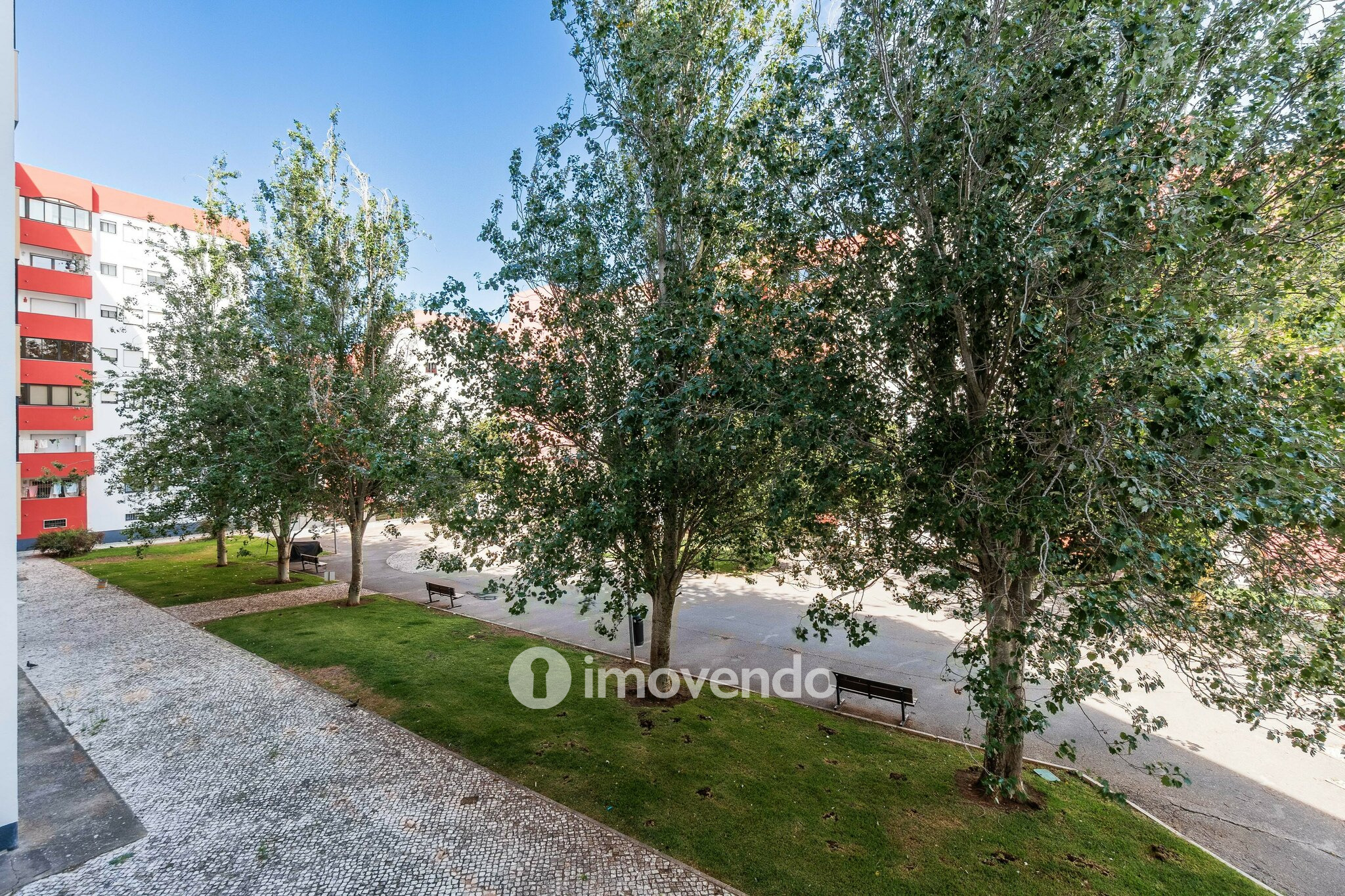 Apartamento T3, com áreas amplas e varanda, em Matarraque