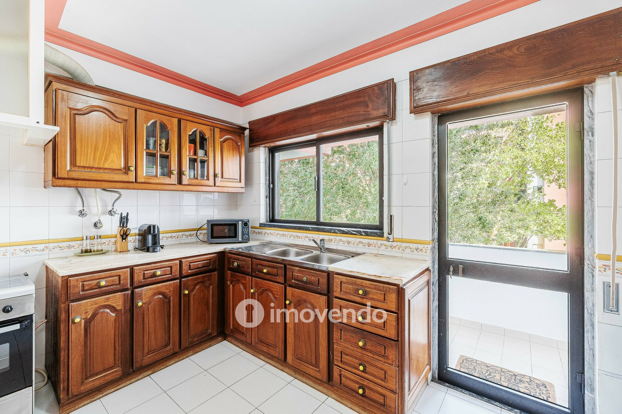 Apartamento T3, com áreas amplas e varanda, em Matarraque