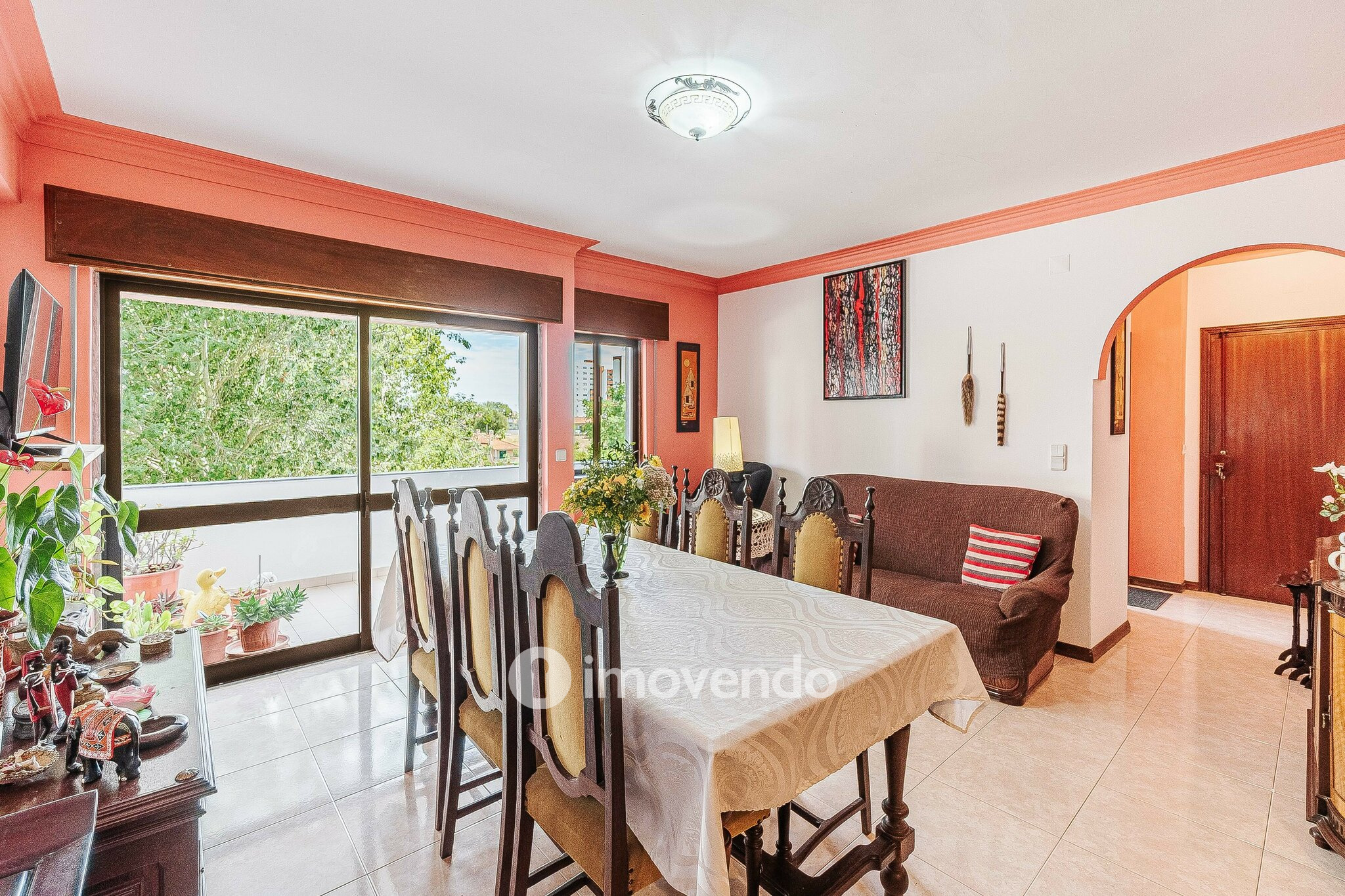 Apartamento T3, com áreas amplas e varanda, em Matarraque