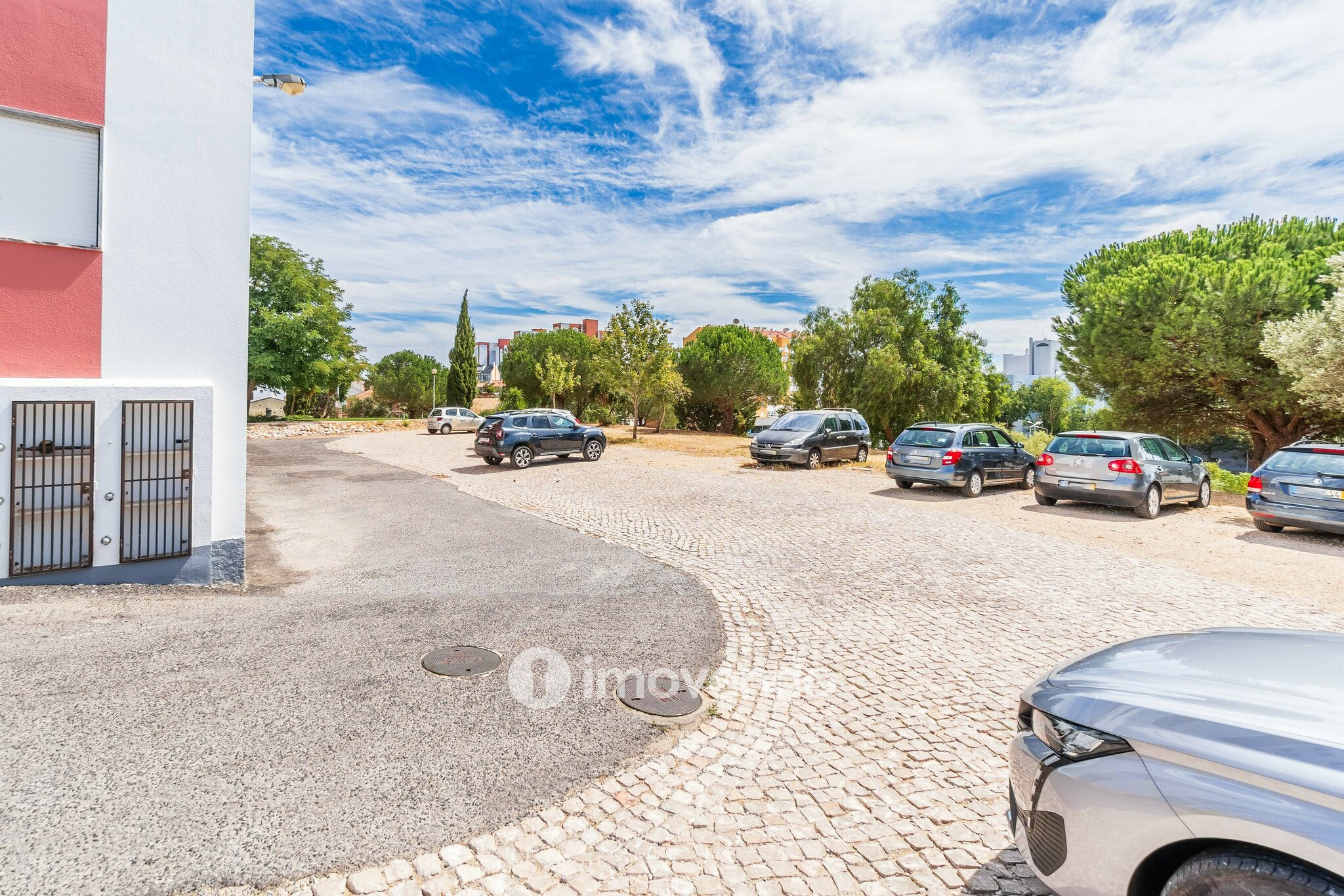 Apartamento T3, com áreas amplas e varanda, em Matarraque