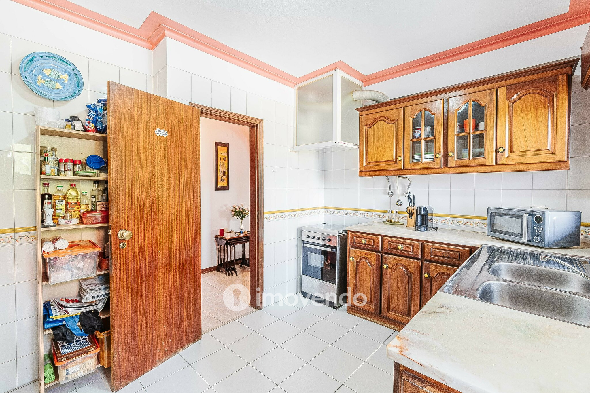 Apartamento T3, com áreas amplas e varanda, em Matarraque