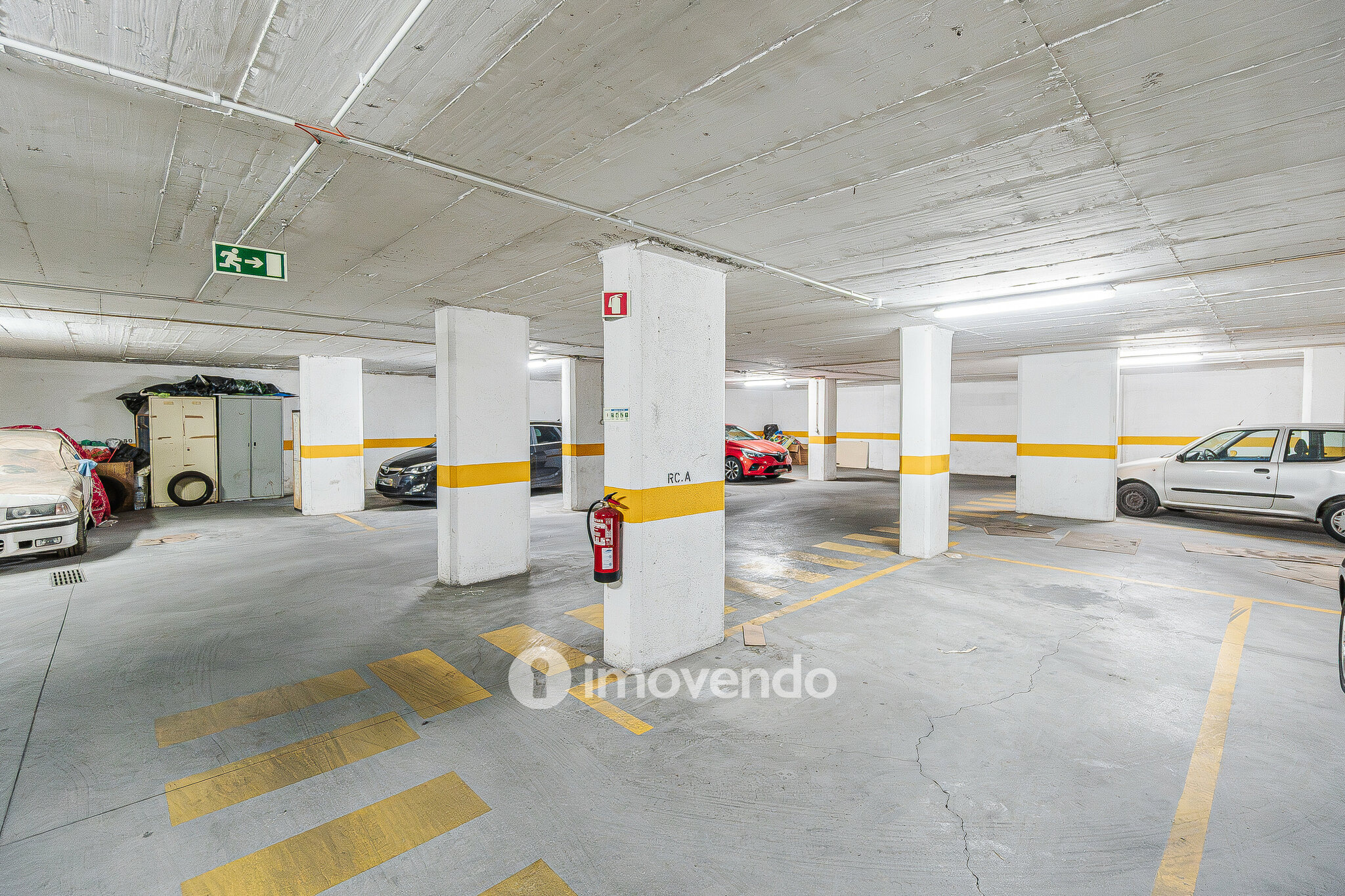 Apartamento T2, com estacionamento e terraço de 99m², em Algueirão