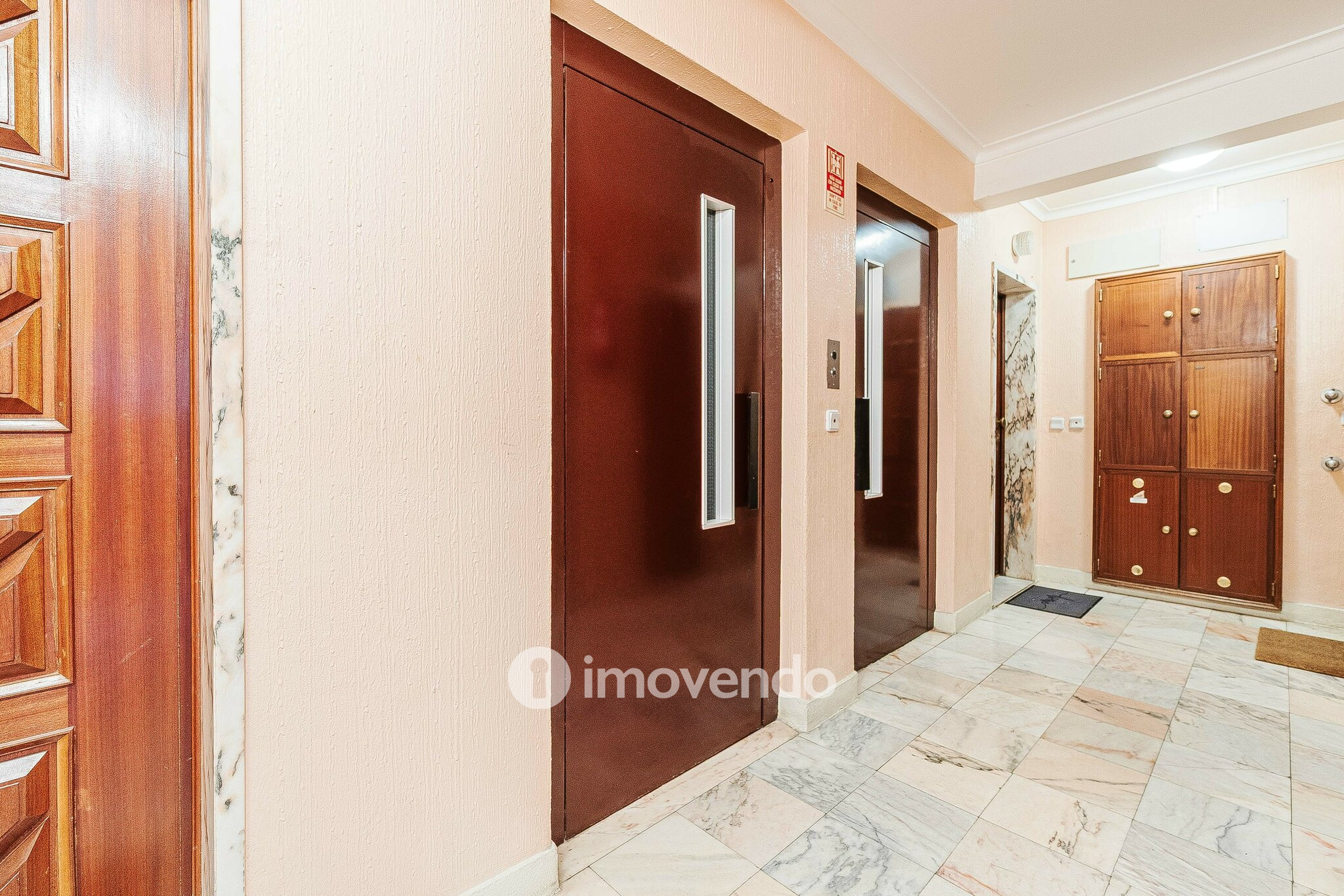 Apartamento T3, com áreas amplas e varanda, em Matarraque