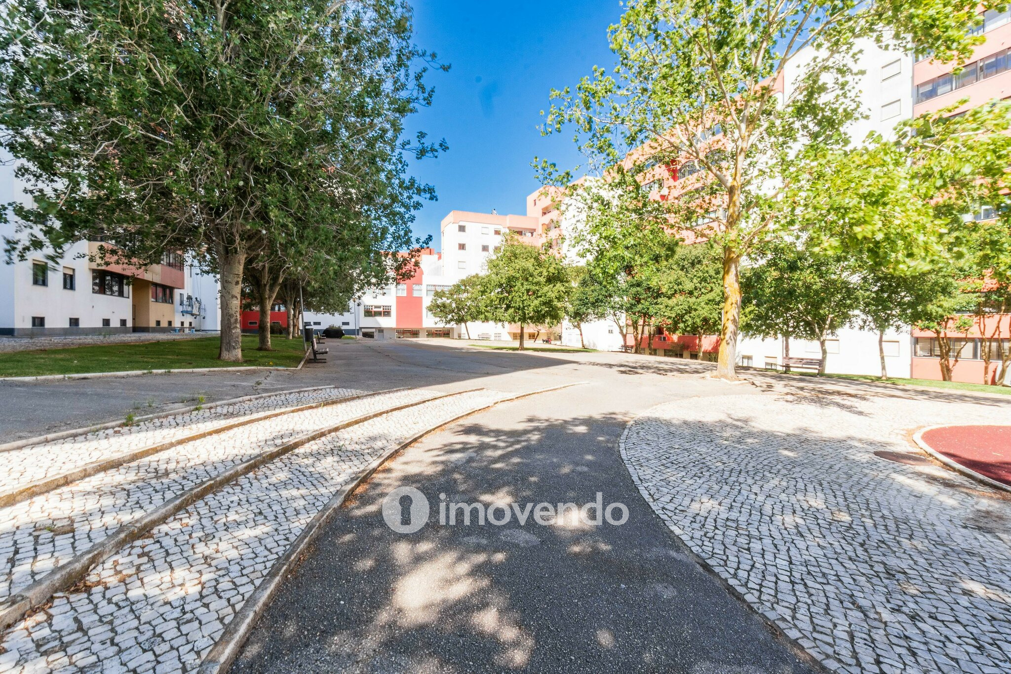 Apartamento T3, com áreas amplas e varanda, em Matarraque