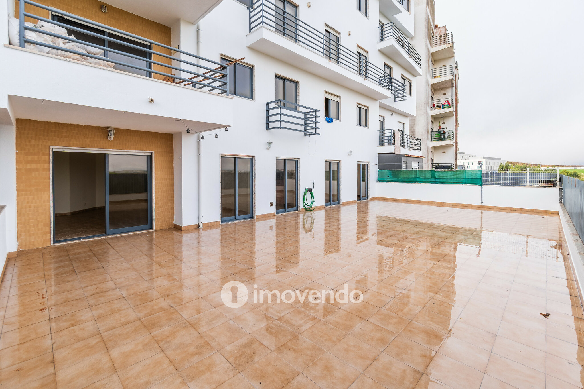 Apartamento T2, com estacionamento e terraço de 99m², em Algueirão